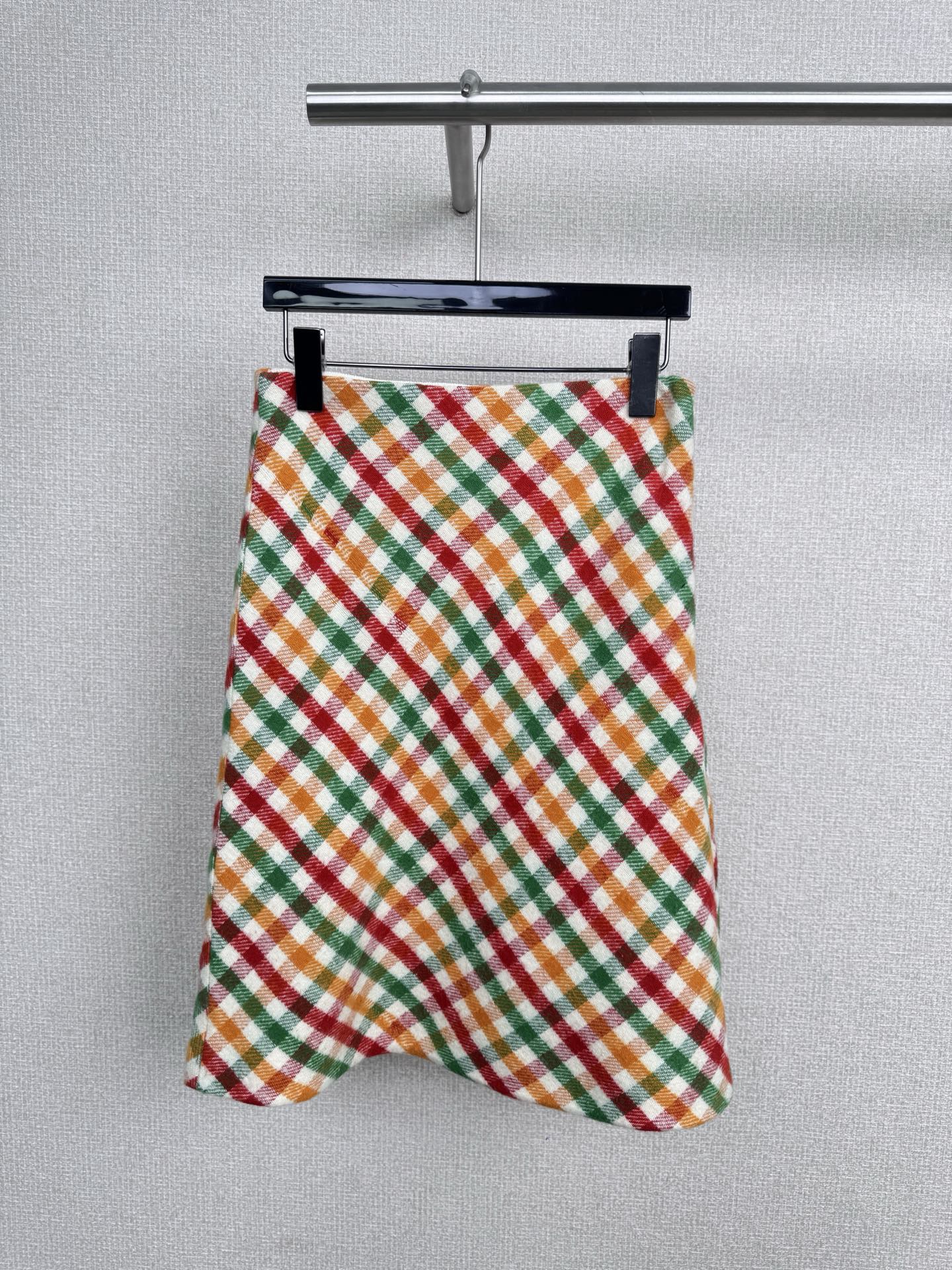 NO:547916,MiuMiu 2025 autumn and winter new rainbow wool plaid skirt, this plaid skirt welds the early autumn atmosphere to the body, the colorful plaids are as refreshing as the clouds lazy in the sky, the wool blended texture is unexpectedly light, the pleats of the skirt are too flexible when walking, the mid-waist wrap design brings the waistline just right, the three-dimensional pleats on the back are hidden magic of slimming, with a lazy and delicate slack feeling. I really like this retro skirt, the woolen fabric has a autumn and winter atmosphere, and sisters with pear-shaped spans can also rush, the A-shaped style covers the hips and makes it look versatile and beautiful, full of retro academy atmosphere, it is really recommended. SML, miumiu, skirts, alexander wang19860909MiuMiu2025秋冬新款彩虹羊毛格纹半裙,这条格纹裙把早秋氛围感焊在身上了,彩色格纹清爽得像慵懒在天空的云朵,羊毛混纺质地意外轻盈,走起路来裙摆的褶裥太灵动了,中腰裹身设计把腰线收得恰到好处,背面的立体褶裥是隐藏的显瘦魔法,自带慵懒又精致的松弛感,好喜欢这款复古半身裙,毛呢的面料好有秋冬氛围感,梨形跨大的姐妹也能冲,A字版型贼遮胯显瘦真滴百搭又好看,满满复古学院风氛围感,真的巨推荐啦. 码数SML,,miumiu,skirts,alexander wang,Women's clothing