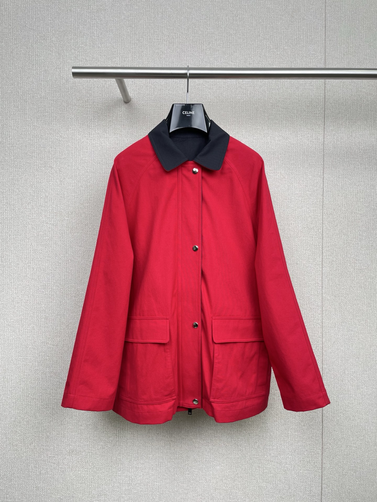 NO:547928,The Row2025 autumn new Elodianna cotton canvas jacket, recently cooled down and dressed indiscriminately, ROW Oxford jacket, directly saves the tangle, mint green is like wearing summer on the body, but the fine fabric has the refreshing feeling of early autumn, contrasting lapels + ragdolls sleeves, thin on the side, actually hides the flesh, wide shoulders can also wear paper and paper-like effect, double-head zipper + four-fold buckle, one-hand operation is super smooth, zippers are 'swish' when rushing to the subway, rear wind design, back will not be blown at all when riding a bicycle to work, three-dimensional tailoring makes ordinary jackets have big brand outlines, pockets on both sides so deep that they can stuff the folding umbrellas, bag cover design prevents things from falling off, the best thing is the elastic band inside - quietly increase it when eating, party hot pot venues are not stressed. SML,, jackets &  coats,alexander wang19860909The Row2025秋季新款Elodianna 棉质帆布夹克,最近降温乱穿衣,ROW牛津布夹克,直接拯救纠结症,薄荷绿像把夏天穿在身上,但细密面料又自带初秋的清爽感,撞色翻领+插肩袖,侧面看薄薄一片,实际藏肉一绝,肩宽星人也能穿出纸片人效果,双头拉链+四合扣,单手操作超顺滑,着急冲地铁时拉链“唰”一下就到位,后挡风设计,骑车上班后背完全不会灌风,立体剪裁让普通夹克也有大牌轮廓,两侧口袋深到能塞下折叠伞,袋盖设计防掉东西,最妙的是内里松紧带——吃撑时悄悄调大一圈,聚会火锅局毫无压力. 码数SML,,jackets & coats,alexander wang,Women's clothing