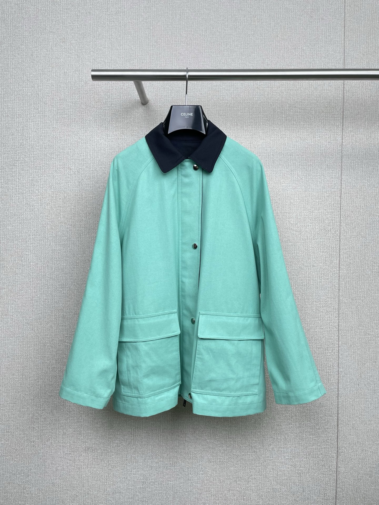 NO:547937,The Row2025 autumn new Elodianna cotton canvas jacket, recently cooled down and dressed indiscriminately, ROW Oxford jacket, directly saves the tangle, mint green is like wearing summer on the body, but the fine fabric has the refreshing feeling of early autumn, contrasting lapels + ragdolls sleeves, thin on the side, actually hides the flesh, wide shoulders can also wear paper and paper-like effect, double-head zipper + four-fold buckle, one-hand operation is super smooth, zippers are 'swish' when rushing to the subway, rear wind design, back will not be blown at all when riding a bicycle to work, three-dimensional tailoring makes ordinary jackets have big brand outlines, pockets on both sides so deep that they can stuff the folding umbrellas, bag cover design prevents things from falling off, the best thing is the elastic band inside - quietly increase it when eating, party hot pot venues are not stressed. SML,, jackets &  coats,alexander wang19860909The Row2025秋季新款Elodianna 棉质帆布夹克,最近降温乱穿衣,ROW牛津布夹克,直接拯救纠结症,薄荷绿像把夏天穿在身上,但细密面料又自带初秋的清爽感,撞色翻领+插肩袖,侧面看薄薄一片,实际藏肉一绝,肩宽星人也能穿出纸片人效果,双头拉链+四合扣,单手操作超顺滑,着急冲地铁时拉链“唰”一下就到位,后挡风设计,骑车上班后背完全不会灌风,立体剪裁让普通夹克也有大牌轮廓,两侧口袋深到能塞下折叠伞,袋盖设计防掉东西,最妙的是内里松紧带——吃撑时悄悄调大一圈,聚会火锅局毫无压力. 码数SML,,jackets & coats,alexander wang,Women's clothing