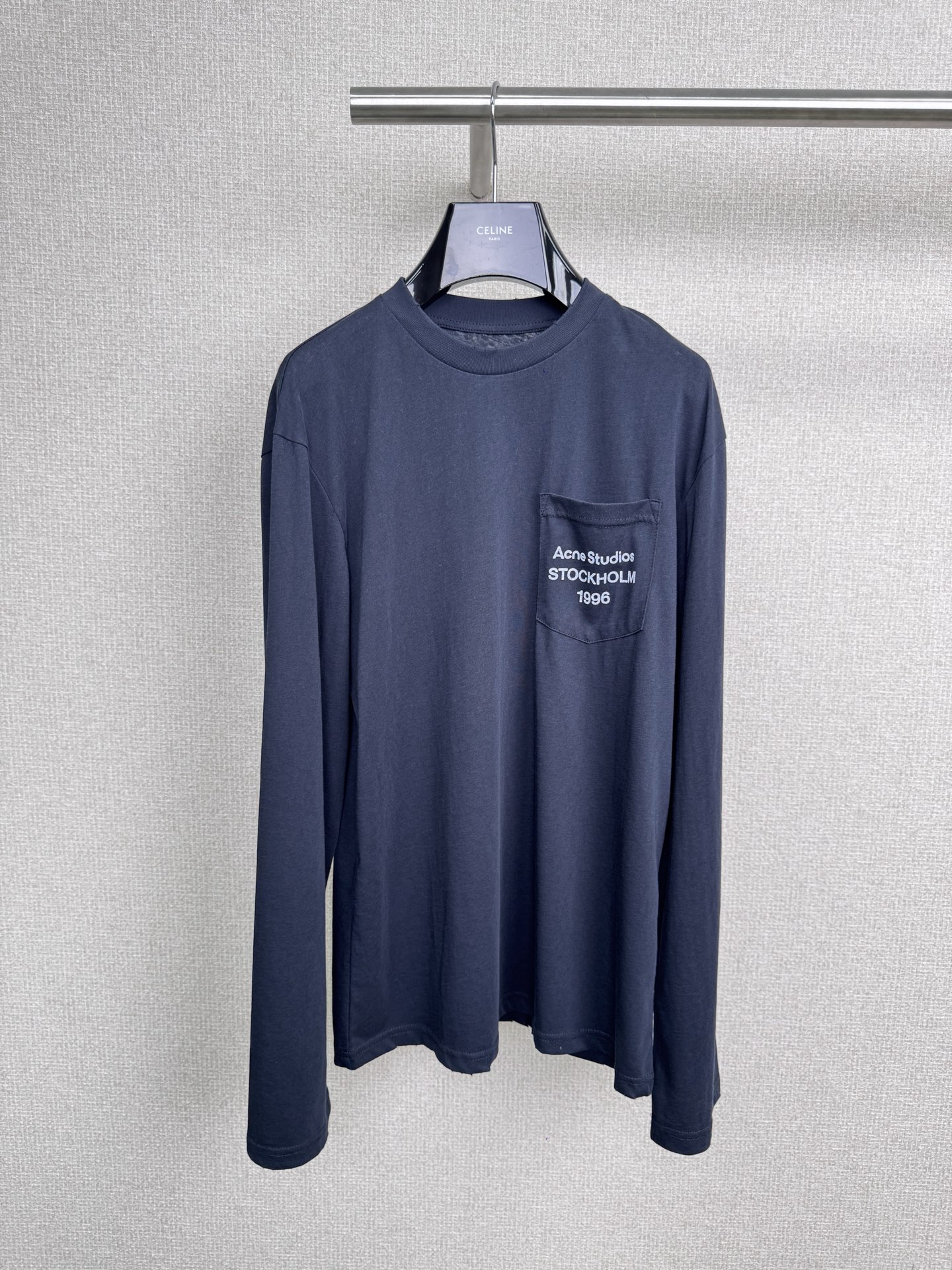 NO:547975,ACNE2025 autumn and winter new navy blue pocket series is based on black and blue T + chest pocket design, which is directly like a god. It is versatile and not picky, looks slim and high-end, and can be used for commuting and dating. Blue is always the god. It is slim and has a cool and high-end sense. The small chest pocket directly breaks the monotony, is simple and has a sense of design, and is low-key with a small touch.  Thoughtful, it has a great attitude when worn casually. It adds a sense of atmosphere. The 32-count combed cotton feels soft and waxy. The upper body is as comfortable and breathable as a second layer of skin. It absorbs sweat and does not make you sweaty. It is refreshing even if you run around all day in autumn. It will not deform after being worn for a long time. The silhouette is stiff and super resistant. Even lazy people can wear it with their eyes closed. It can be easily adapted to various occasions.  Size XSSM long sleeve,acne studios,alexander wang19860909ACNE2025秋冬新款藏蓝色口袋系列基础黑蓝T+胸前口袋设计直接封神,百搭不挑人,显瘦又高级,通勤约会都能拿捏,蓝色永远的神,显瘦一绝还自带清冷高级感,胸前小口袋直接打破单调,简约又有设计感,低调中带着小心思,随手一搭都超有态度,氛围感直接拉满,32支精梳棉摸起来软糯糯的,上身像第二层皮肤一样舒服透气,吸汗不闷汗,秋天暴走一整天也清爽,久穿不起球不变形,版型挺括超抗打,懒人闭眼穿都不出错,轻松拿捏各种场合. 码数XSSM 长袖,,acne studios,alexander wang,Women's clothing