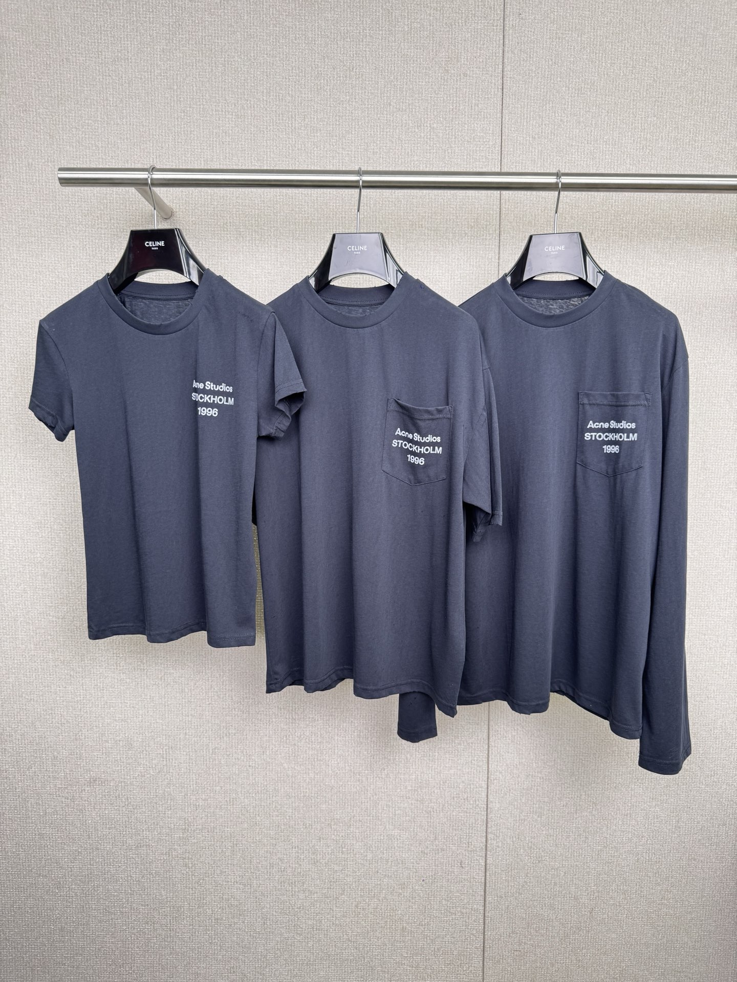 NO:547948,ACNE 2025 autumn and winter new hiding blue pocket series basic black and blue T+ chest pocket design is directly engraved, versatile and not picky, slim and high-end, can be grasped on commuting and dates, blue forever, slimming and high-end, with a cool and high-end feeling, the small pocket on the chest directly breaks the monotony, simple and design sense, low-key and small thoughts, and it is very attitude when you put it on, and the atmosphere is directly full. 32 combed cottons are soft and glutinous to the touch, the upper body is as comfortable and breathable as the second layer of skin, and it absorbs sweat and does not sweat. It is refreshing all day in autumn. It can't be pilled for a long time without deformation. The style is crisp and resistant to hitting. It doesn't make mistakes when you close your eyes and wear it. It can easily control various occasions. Count XSSM slim fit, acne studios, alexander wang19860909ACNE2025秋冬新款藏蓝色口袋系列基础黑蓝T+胸前口袋设计直接封神,百搭不挑人,显瘦又高级,通勤约会都能拿捏,蓝色永远的神,显瘦一绝还自带清冷高级感,胸前小口袋直接打破单调,简约又有设计感,低调中带着小心思,随手一搭都超有态度,氛围感直接拉满,32支精梳棉摸起来软糯糯的,上身像第二层皮肤一样舒服透气,吸汗不闷汗,秋天暴走一整天也清爽,久穿不起球不变形,版型挺括超抗打,懒人闭眼穿都不出错,轻松拿捏各种场合. 码数XSSM 修身款,,acne studios,alexander wang,Women's clothing