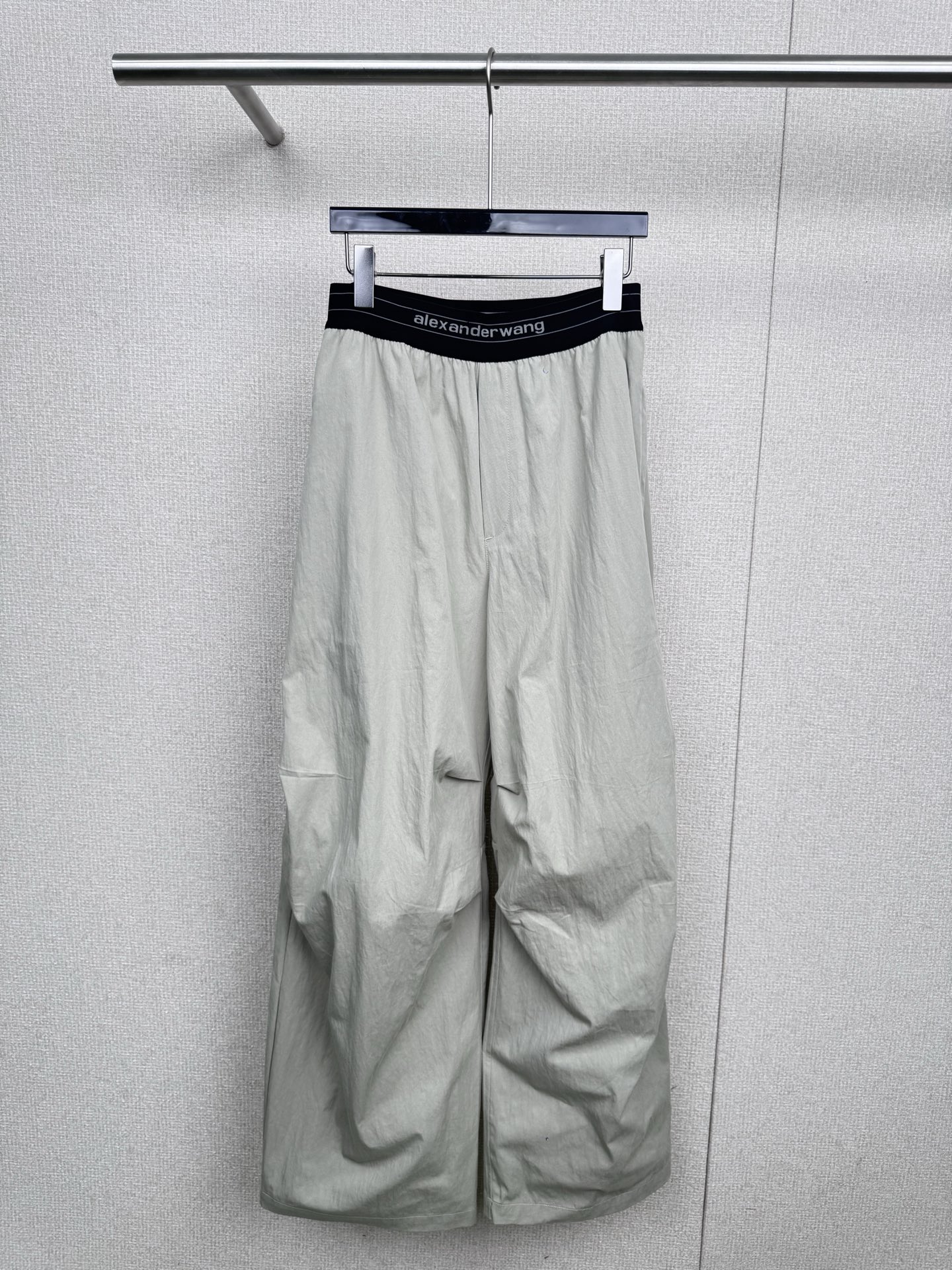 NO:547958,Alexander King's new 2025 autumn elastic waist casual pants, fashionable and versatile pants, easy to grasp the lazy feeling. This pants adopt a loose wide-leg style, which can cleverly cover the imperfect lines of the legs. Whether it is thick legs, not straight legs or small flesh, it can be hidden all of them. The slimming effect is first-class, and the high-waist design is more scheming. It not only improves the waistline and lengthens the leg proportions, allowing you to have long legs in an instant, but also can well modify the body proportions. Small girls can also easily control the pants. The fabric of the pants is soft and comfortable, skin-friendly and breathable, and it is no burden to wear it close to the body. Even in a hot weather, it can keep refreshing and comfortable, draped fabric, making the pants look more textured, fluttering in the wind when walking, showing casual elegance. SML, alexander wang, alexander wang19860909亚历山大王2025秋季新款松紧腰头休闲裤,时尚百搭神裤,轻松拿捏慵懒感,这条裤子采用了宽松的阔腿版型,能够巧妙地遮盖腿部的不完美线条,无论是腿粗、腿型不直还是小肉肉,都能统统藏起来,显瘦效果一流,高腰的设计更是心机满满,不仅提升了腰线,拉长腿部比例,让你瞬间拥有大长腿,还能很好地修饰身材比例,小个子女生也能轻松驾驭,裤子的面料柔软舒适,亲肤透气,贴身穿毫无负担,即使在还有些炎热的天气里,也能保持清爽自在,垂坠感十足的面料,让裤子看起来更有质感,走路时随风飘动,尽显随性优雅. 码数SML,,alexander wang,alexander wang,Women's clothing