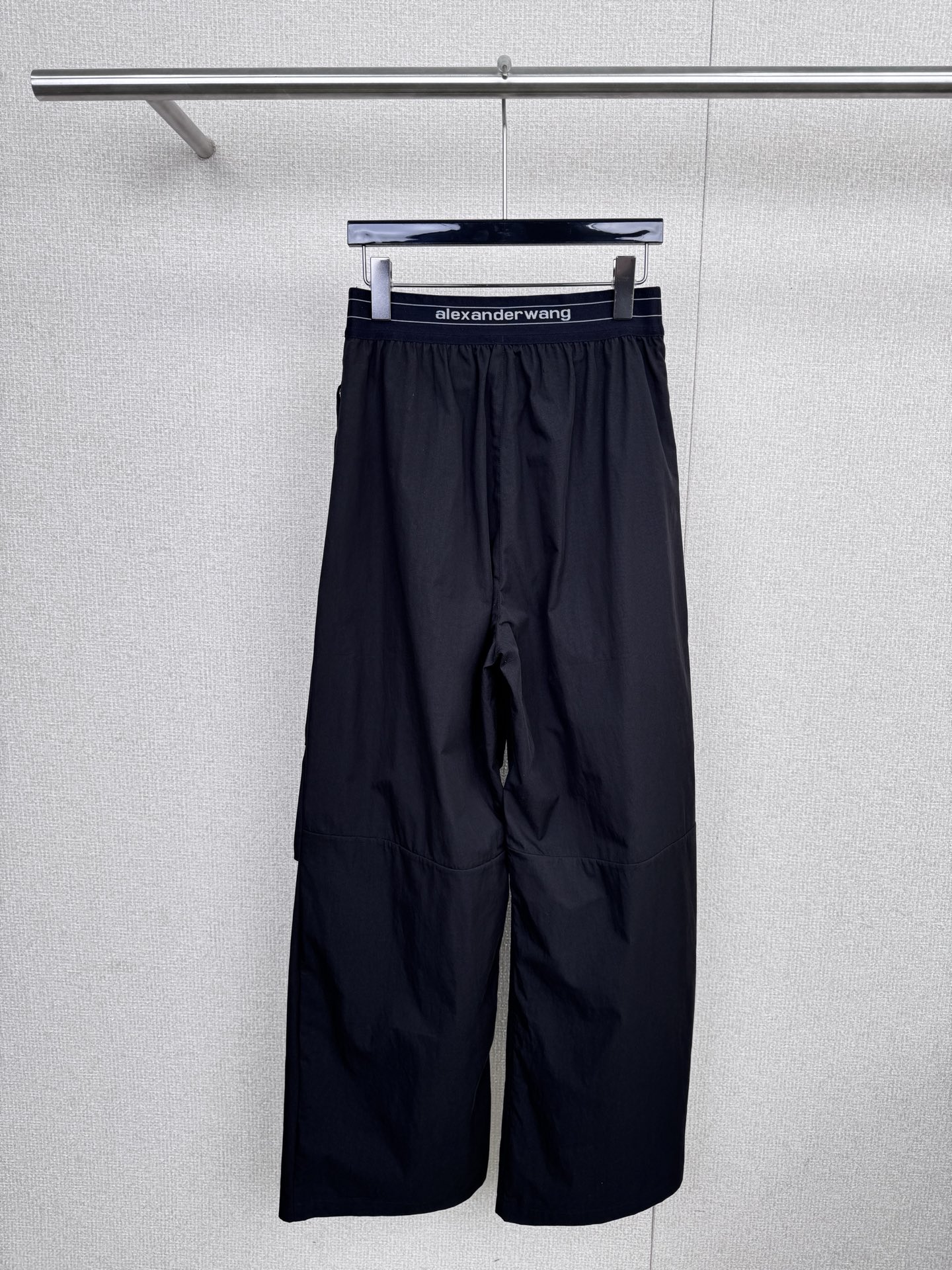NO:547968,Alexander King's new 2025 autumn elastic waist casual pants, fashionable and versatile pants, easy to grasp the lazy feeling. This pants adopt a loose wide-leg style, which can cleverly cover the imperfect lines of the legs. Whether it is thick legs, not straight legs or small flesh, it can be hidden all of them. The slimming effect is first-class, and the high-waist design is more scheming. It not only improves the waistline and lengthens the leg proportions, allowing you to have long legs in an instant, but also can well modify the body proportions. Small girls can also easily control the pants. The fabric of the pants is soft and comfortable, skin-friendly and breathable, and it is no burden to wear it close to the body. Even in a hot weather, it can keep refreshing and comfortable, draped fabric, making the pants look more textured, fluttering in the wind when walking, showing casual elegance. SML, alexander wang, alexander wang19860909亚历山大王2025秋季新款松紧腰头休闲裤,时尚百搭神裤,轻松拿捏慵懒感,这条裤子采用了宽松的阔腿版型,能够巧妙地遮盖腿部的不完美线条,无论是腿粗、腿型不直还是小肉肉,都能统统藏起来,显瘦效果一流,高腰的设计更是心机满满,不仅提升了腰线,拉长腿部比例,让你瞬间拥有大长腿,还能很好地修饰身材比例,小个子女生也能轻松驾驭,裤子的面料柔软舒适,亲肤透气,贴身穿毫无负担,即使在还有些炎热的天气里,也能保持清爽自在,垂坠感十足的面料,让裤子看起来更有质感,走路时随风飘动,尽显随性优雅. 码数SML,,alexander wang,alexander wang,Women's clothing
