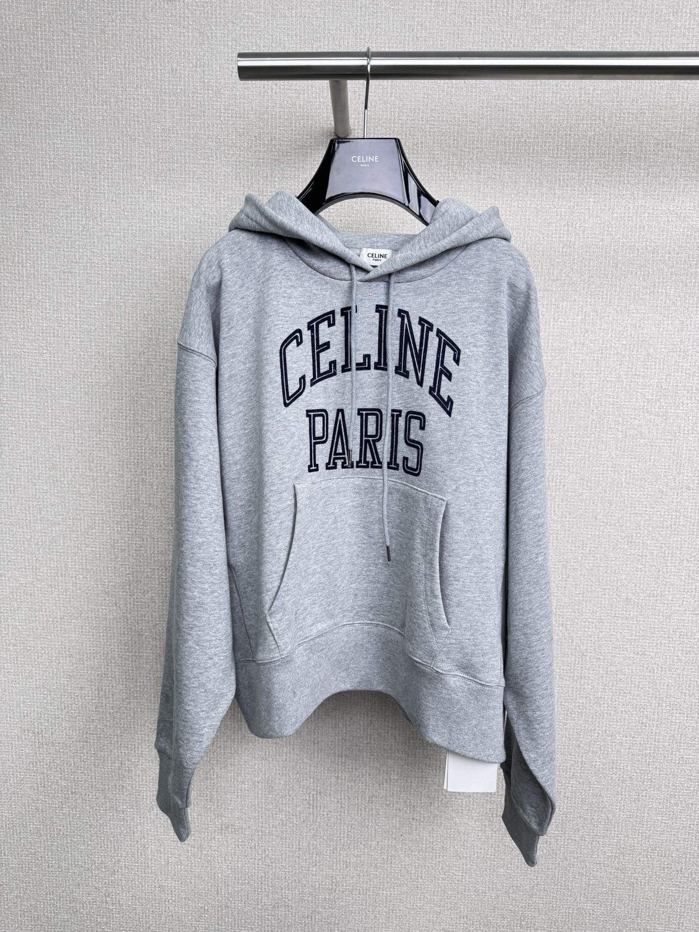 NO:548618,Celine's new autumn and winter flower gray side threaded sweatshirt, the original fabric is developed, with a weight of 440G, and the side threads of the sweatshirt are spliced ​​together, making the garment more loose and crisp. The fabric is made of high-quality cotton yarn, which restores the gray texture of the flower. The heavy texture of 440g is restored to the texture of the garment. The heavy skin-friendly fabric is soft and crisp, and the soft gray tone makes the skin color very transparent. The details of the hat rope add a youthful look to the overall shape. As a layered layer, it just neutralizes the toughness of the denim jacket, which is casual and styling overall. The whole oversize is matched with retro running shoes, from color to material, conveys Ce's inclusive dressing aesthetics. When wearing this in autumn, every scene is a Japanese magazine-like textured picture.  SML, celine, versace, hoodie, sweatshirts, jackets & coats, hats, alexander wang19860909Celine秋冬新款花灰色侧边螺纹卫衣,原版同款面料开发,克重440G,卫衣侧边拼接螺纹,成衣更加宽松挺括,面料选用优质棉纱,还原花灰色的纹理,440克的重磅质感,还原了成衣的质感,重磅亲肤面料兼具柔软挺括,柔和灰色调衬得肤色很通透,帽绳细节为整体造型增添了少年气,作为叠穿层次,恰好中和牛仔外套的硬朗,整体上随性又不失造型感,整身oversize搭配复古跑鞋,从色彩到材质,都传递着Ce包容性的穿搭美学,秋日这样穿,每一幕都是日系杂志般的质感画面. 码数SML,,celine,versace,hoodie,sweatshirts,jackets & coats,hats,alexander wang,Women's clothing