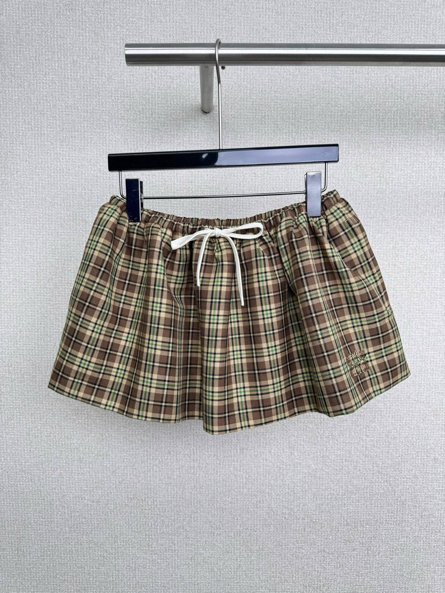 NO:548632,MiuMiu autumn and winter plaid short skirt, classic plaid elements instantly fill the academy style, drawstring design adds a bit of casualness, it is simply a sense of atmosphere, it is a god-like ceiling when worn directly, this bud shape is so amazing, the three-dimensional tailoring makes the waist and hip ratio perfectly, the fluffy skirt brings a windy aura, like wearing clouds on the body, the low-saturation high-tone tone is super white, gentle and cool, and you can slay on commuting and dates  The whole audience, the fabric was thick and crisp, and it would not be soft at all. It was not stuck in the legs when walking. The wrinkled flower bud design at the waist hidden secrets. It not only hides the belly, but also pulls the waistline high and thin. Visually, the legs are two meters long. It is paired with a short sweater + Mary Jane shoes = Korean drama chaebol's daughter's feeling. It is worn with an oversize suit + Martin boots and turns into a scoop on the street. Recently, it is also superb when putting on long boots. A skirt unlocks N styles.  SML, miumiu, versace, boots, mary jane, skirts, business suit, alexander wang19860909MiuMiu秋冬款格纹短裙,经典的格纹元素瞬间拉满学院风,抽绳设计又添了几分随性自在,简直是氛围感天花板,穿上直接原地封神,这个花苞廓形太绝了,立体剪裁把腰臀比修饰得超完美,蓬蓬的裙摆自带走路带风的气场,像把云朵穿在身上,低饱和度的高色调超显白,温柔又清冷,通勤约会都能slay全场,面料厚实又挺括,完全不会软塌塌,走路完全不卡腿,腰部的褶皱花苞设计暗藏玄机,不仅藏住小肚子,还把腰线拉得又高又细,视觉上直接腿长两米八,配短款针织衫+玛丽珍鞋=韩剧财阀千金既视感,搭oversize西装+马丁靴又秒变拽姐出街,最近降温套上长筒靴也超绝,一条裙子解锁N种风格. 码数SML,,miumiu,versace,boots,mary jane,skirts,business suit,alexander wang,Women's clothing