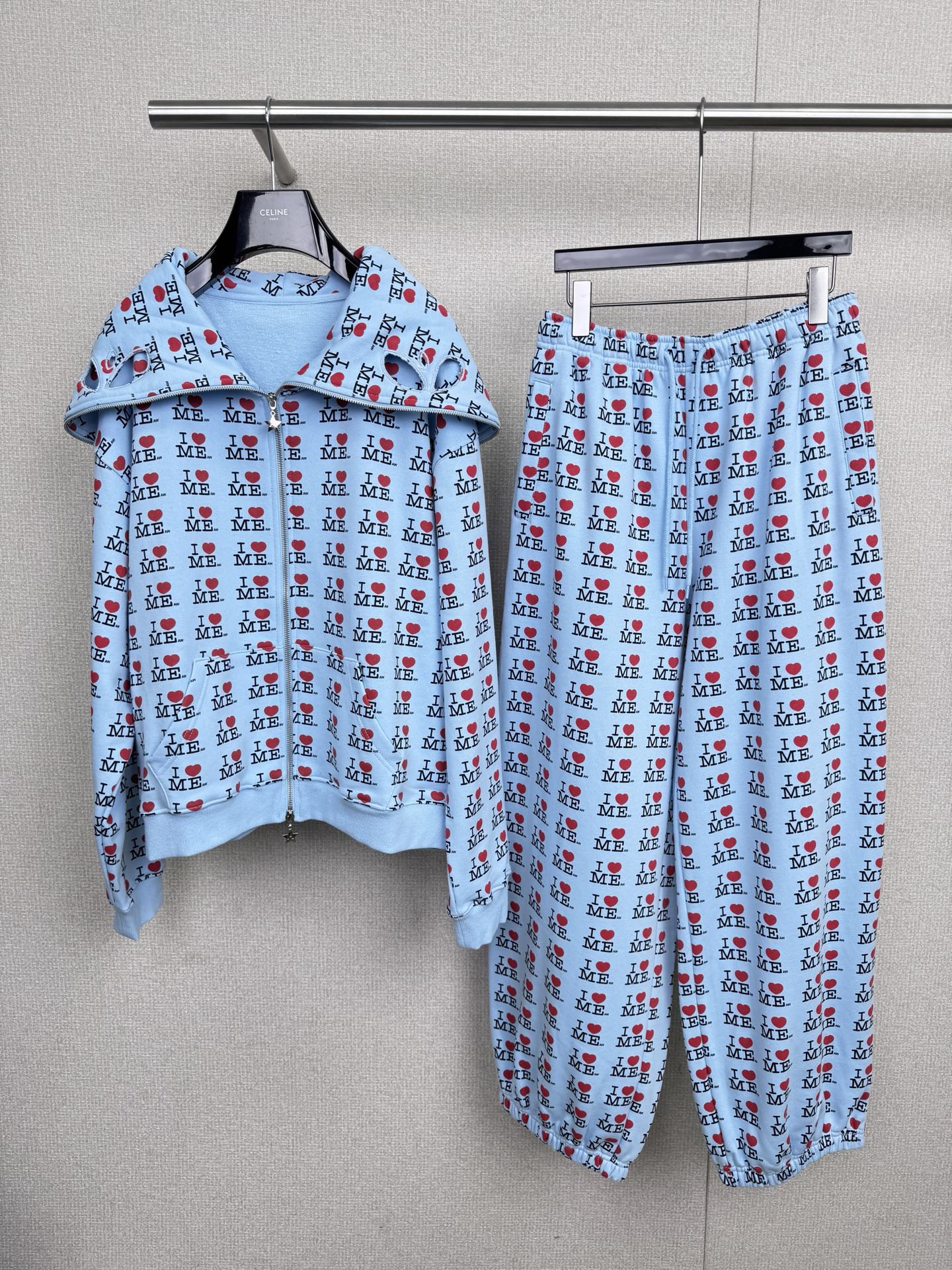 NO:548665,Ashley from London, UK  Williams designs clothes for the coolest girls in the world with a unique aesthetic. She started making subculture-related content before Heaven appeared. She perfectly combines street culture and femininity. The letters are matched with prints, full of details, and the love hearts are embellished on the sweatpants, which is playful and fashionable.  The design of the whole set is immediately full. The fabric is comfortable and soft, skin-friendly and breathable. It is suitable for daily wear or sports. It is also versatile and easy to wear. Pair it with a pair of sneakers and you can easily go out. The rate of return is very high. I have received countless compliments when wearing it. Who knows if anyone else will fall in love with this outfit as much as me.  Size SML tops,,sneakers,alexander wang19860909来自英国伦敦的Ashley Williams以独特的审美为全世界最酷的女孩们设计服装,她在Heaven出现以前就开始做亚文化相关的内容,她将街头文化和女性气质完美地结合在一起,字母搭配印花,细节满满,卫裤上爱心点缀,俏皮又时尚,整套设计感直接拉满,面料舒适柔软,亲肤又透气,日常穿或者运动都很合适,而且百搭不挑人,随便配双运动鞋,就能轻松出街,回头率超高,已经穿着它收获无数夸夸了,谁穿谁知道,有没有宝子和我一样爱上这套装扮的. 码数SML 上衣,,sneakers,alexander wang,Women's clothing