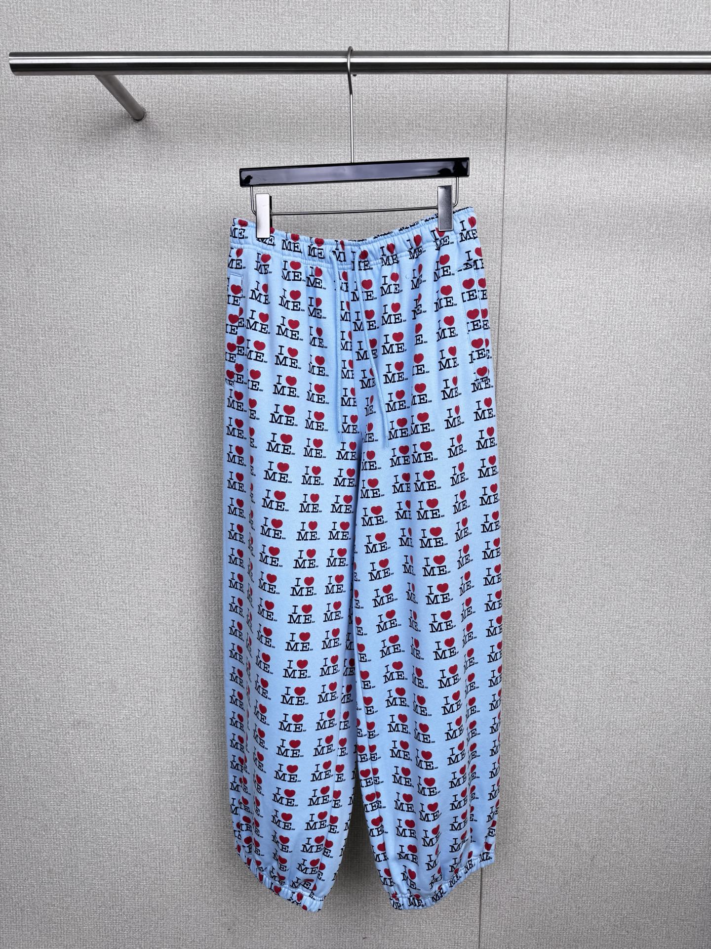 NO:548673,Ashley Williams from London, England designed clothes for the coolest girls in the world with her unique aesthetics. She started to do subculture-related content before Heaven appeared. She perfectly combined street culture and femininity. The letters and prints are full of details. The trousers are adorned with love, playful and fashionable. The whole design is directly filled with the fabric. The fabric is comfortable and soft, skin-friendly and breathable. It is suitable for daily wear or exercise. It is versatile and not picky. You can go out easily with a pair of sports shoes. The return rate is very high. I have gained countless praises when wearing it. Who knows who has worn it? Does anyone fall in love with this outfit like me. SML, Sneakers, alexander wang19860909来自英国伦敦的Ashley Williams以独特的审美为全世界最酷的女孩们设计服装,她在Heaven出现以前就开始做亚文化相关的内容,她将街头文化和女性气质完美地结合在一起,字母搭配印花,细节满满,卫裤上爱心点缀,俏皮又时尚,整套设计感直接拉满,面料舒适柔软,亲肤又透气,日常穿或者运动都很合适,而且百搭不挑人,随便配双运动鞋,就能轻松出街,回头率超高,已经穿着它收获无数夸夸了,谁穿谁知道,有没有宝子和我一样爱上这套装扮的. 码数SML,,sneakers,alexander wang,Women's clothing