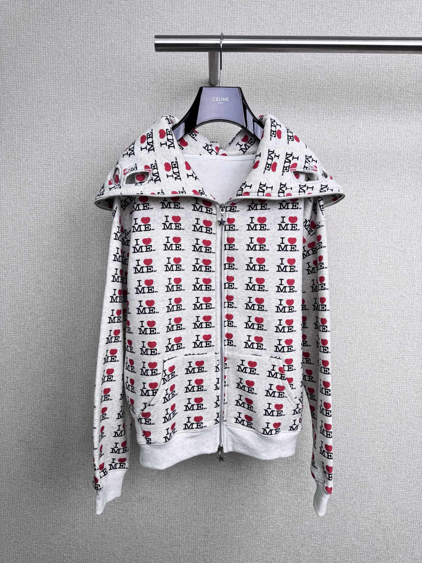 NO:548635,Ashley Williams from London, England designed clothes for the coolest girls in the world with her unique aesthetics. She started to do subculture-related content before Heaven appeared. She perfectly combined street culture and femininity. The letters and prints are full of details. The trousers are adorned with love, playful and fashionable. The whole design is directly filled with the fabric. The fabric is comfortable and soft, skin-friendly and breathable. It is suitable for daily wear or exercise. It is versatile and not picky. You can go out easily with a pair of sports shoes. The return rate is very high. I have gained countless praises when wearing it. Who knows if anyone wears it, does anyone fall in love with this outfit like me. SML tops, sneakers, alexander wang19860909来自英国伦敦的Ashley Williams以独特的审美为全世界最酷的女孩们设计服装,她在Heaven出现以前就开始做亚文化相关的内容,她将街头文化和女性气质完美地结合在一起,字母搭配印花,细节满满,卫裤上爱心点缀,俏皮又时尚,整套设计感直接拉满,面料舒适柔软,亲肤又透气,日常穿或者运动都很合适,而且百搭不挑人,随便配双运动鞋,就能轻松出街,回头率超高,已经穿着它收获无数夸夸了,谁穿谁知道,有没有宝子和我一样爱上这套装扮的. 码数SML 上衣,,sneakers,alexander wang,Women's clothing