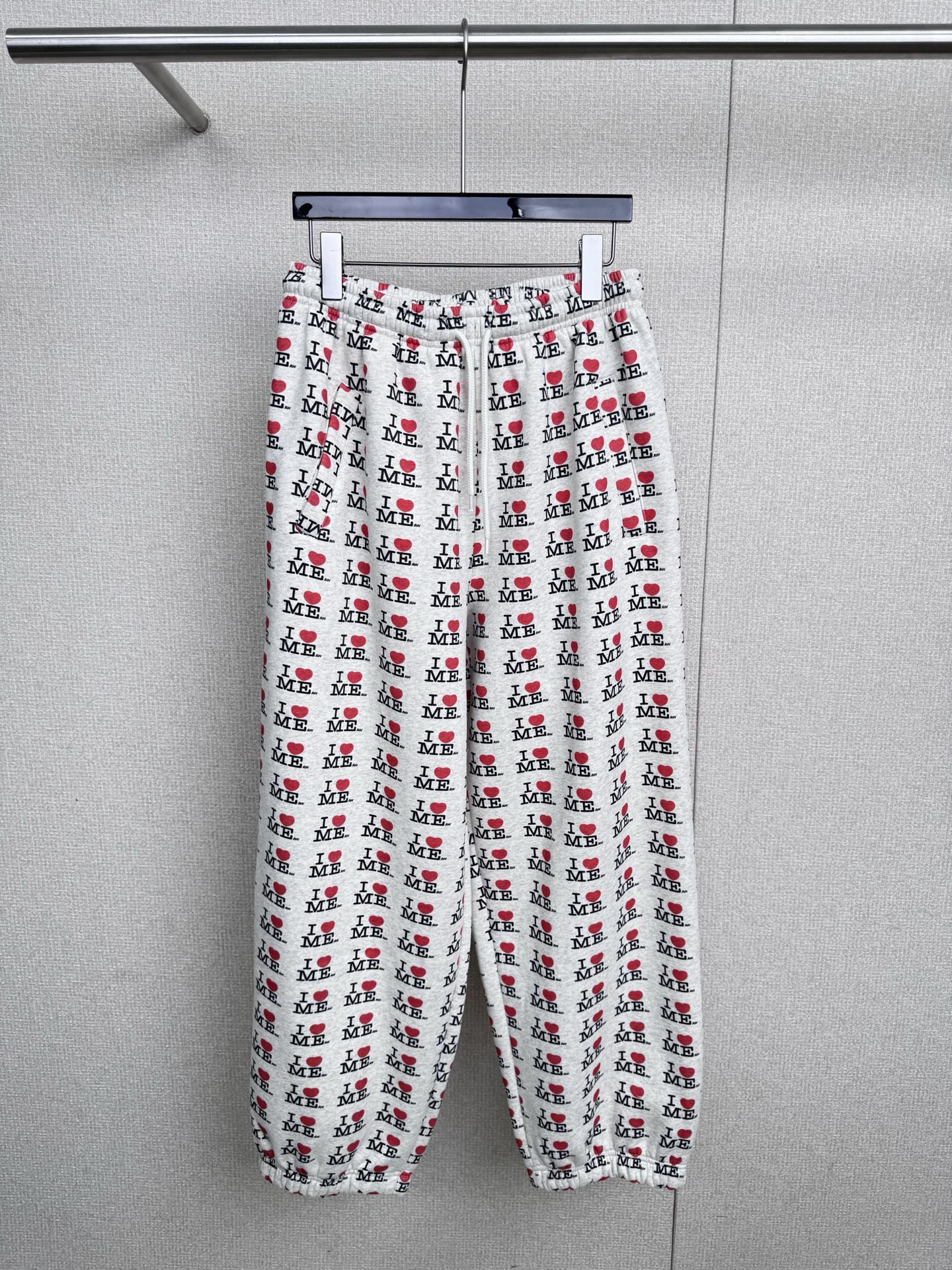 NO:548647,Ashley Williams from London, England designed clothes for the coolest girls in the world with her unique aesthetics. She started to do subculture-related content before Heaven appeared. She perfectly combined street culture and femininity. The letters and prints are full of details. The trousers are adorned with love, playful and fashionable. The whole design is directly filled with the fabric. The fabric is comfortable and soft, skin-friendly and breathable. It is suitable for daily wear or exercise. It is versatile and not picky. You can go out easily with a pair of sports shoes. The return rate is very high. I have gained countless praises when wearing it. Who knows who has worn it? Does anyone fall in love with this outfit like me. SML, Sneakers, alexander wang19860909来自英国伦敦的Ashley Williams以独特的审美为全世界最酷的女孩们设计服装,她在Heaven出现以前就开始做亚文化相关的内容,她将街头文化和女性气质完美地结合在一起,字母搭配印花,细节满满,卫裤上爱心点缀,俏皮又时尚,整套设计感直接拉满,面料舒适柔软,亲肤又透气,日常穿或者运动都很合适,而且百搭不挑人,随便配双运动鞋,就能轻松出街,回头率超高,已经穿着它收获无数夸夸了,谁穿谁知道,有没有宝子和我一样爱上这套装扮的. 码数SML,,sneakers,alexander wang,Women's clothing