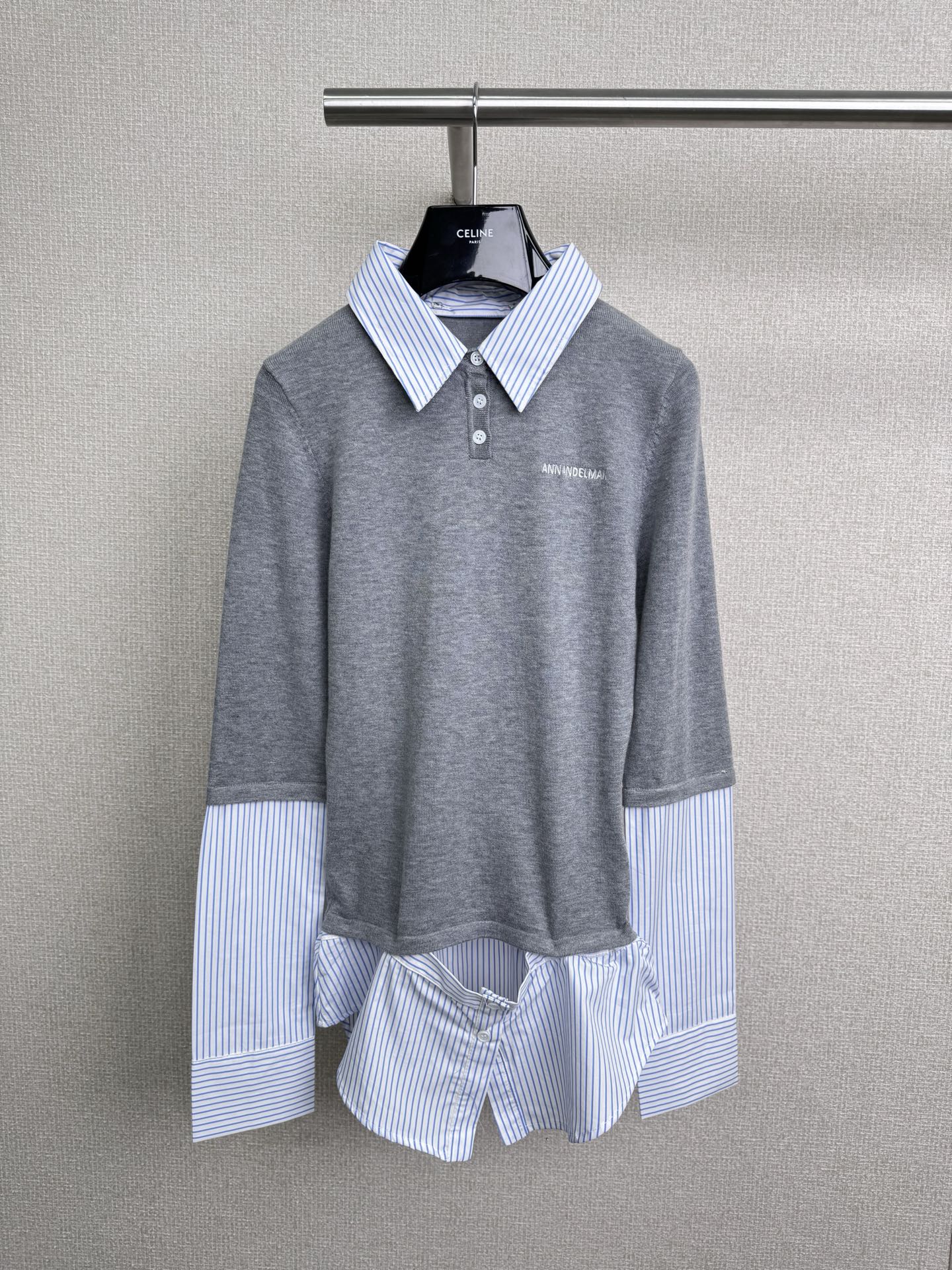 NO:548666,ANN ANDELMAN's new autumn splicing shirt fake two-piece sweater, amazed by this fake two-piece top, a super design-feeling piece, with a waist splicing shirt as the highlight, the unique design is both trendy and eye-catching, the color matching is low-key and high-end, and the daily outfit is very fashionable. One outfit shows the coolness and exquisiteness of intellectuals, soft and light gray knitted × A crisp blue and white shirt, spliced ​​just right, saves the trouble of matching, and easily grasps the high-end feeling. The soft and glutinous knitted shoulders and the crisp shirt on the chest are cleverly blended, hard and soft, and the layering is instantly full, just the right skin exposure, perfectly showing the collarbone lines, the cuffs and neckline reveal blue and white stripes, refreshing and college-like feeling, delicate workmanship, paired with dark straight pants  +Loafers, easy to create a capable and intellectual commuting outfit, full temperament, paired with pleated short skirt + leather shoes, age-reducing college style, playful and bookish, paired with denim skirt + canvas shoes, daily casualness is not wrong, refreshing and durable. Size SML,,loafers, skirts,shirts,alexander wang19860909ANN ANDELMAN秋季新款拼接衬衫假两件针织衫,被这件假两件上衣惊艳到了,超有设计感的一件,以腰部拼接衬衣为亮点,独具匠心的设计既潮流又养眼,配色低调又高级,日常穿搭就很时尚,一衣穿出知识分子的清冷与精致感,软糯浅灰针织 × 挺括蓝白衬衫,拼接得恰到好处,省去搭配烦恼,轻松拿捏高级感,肩部软糯针织与胸前挺括衬衫料巧妙融合,刚柔并济,层次感瞬间拉满,恰到好处的露肤度,完美展现锁骨线条,袖口与领口露出蓝白条纹元素,清爽学院感拉满,做工细致,搭深色直筒裤 +乐福鞋,轻松打造干练知性通勤装,气质满分,搭百褶短裙+皮鞋,减龄学院风,俏皮又有书卷气,搭配牛仔半裙 + 帆布鞋,日常休闲不出错,清爽又耐看. 码数SML,,loafers,skirts,shirts,alexander wang,Women's clothing