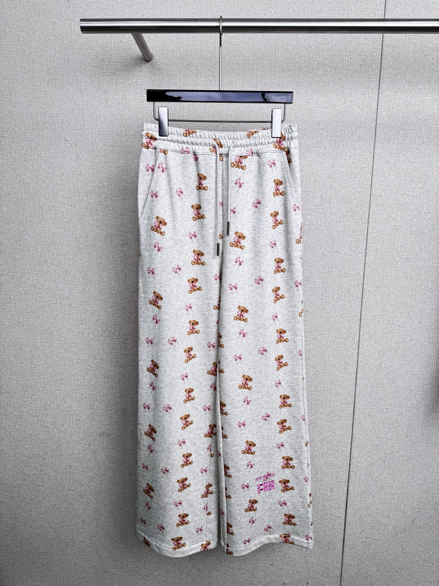 NO:548681,RONRON x 13DE  MARZO autumn new joint series Korean full-print sweatshirt and pants suits. From a fashion perspective, sweatshirt suits are really super versatile. Whether you are in casual style, street style or sporty style, you can find a sweatshirt suit that suits you. For example, a simple sweatshirt paired with straight sweatshirt and a pair of white shoes, you will instantly feel cool and handsome. If it is this printed sweatshirt suit, plus some cute cartoon patterns, it is very suitable for sweet and cute girls. For those who pursue comfort,  The suit is simply a blessing. Its material is soft cotton blended fabric, which is very skin-friendly to wear, and will not feel tight or uncomfortable. Moreover, the loose style will not restrain the body, just like being wrapped in clouds. In the cold autumn and winter seasons, thick sweatshirt suits can also play a good role in keeping warm. This set is a blessing for lazy people. One set can be matched with the whole body, and you will never have to worry about wearing anything when you go out. It is free and comfortable. Whether you are at home or on the street, you can easily control it, perfectly showing your personality.  SML, hoodie, sweatshirts, alexander wang19860909RONRON x 13DE MARZO秋季新款联名系列韩系满印卫衣卫裤套装,时尚角度来看,卫衣套装真的是超级百搭的,不管你是走休闲风、街头风还是运动风,都能找到适合自己的卫衣套装,比如一件简约的卫衣配上直筒卫裤,再搭配一双小白鞋,瞬间就有一种酷帅的感觉,如果是这种印花的卫衣套装,再加上一些可爱的卡通图案,就很适合甜美可爱风格的小女生,对于追求舒适感的人来说,卫衣套装简直是福音,它的材质是柔软的棉质混纺面料,穿起来非常亲肤,不会有紧绷或者不舒服的感觉,而且宽松的版型不会对身体有任何束缚,就像被云朵包裹着一样,在寒冷的秋冬季节,厚款的卫衣套装还能起到很好的保暖作用,这套就是懒人的福音,一套搞定全身搭配,出门再也不用纠结穿什么,自在又惬意,不管是居家还是出街,都能轻松驾驭,完美展现你的个性风采. 码数SML,,hoodie,sweatshirts,alexander wang,Women's clothing