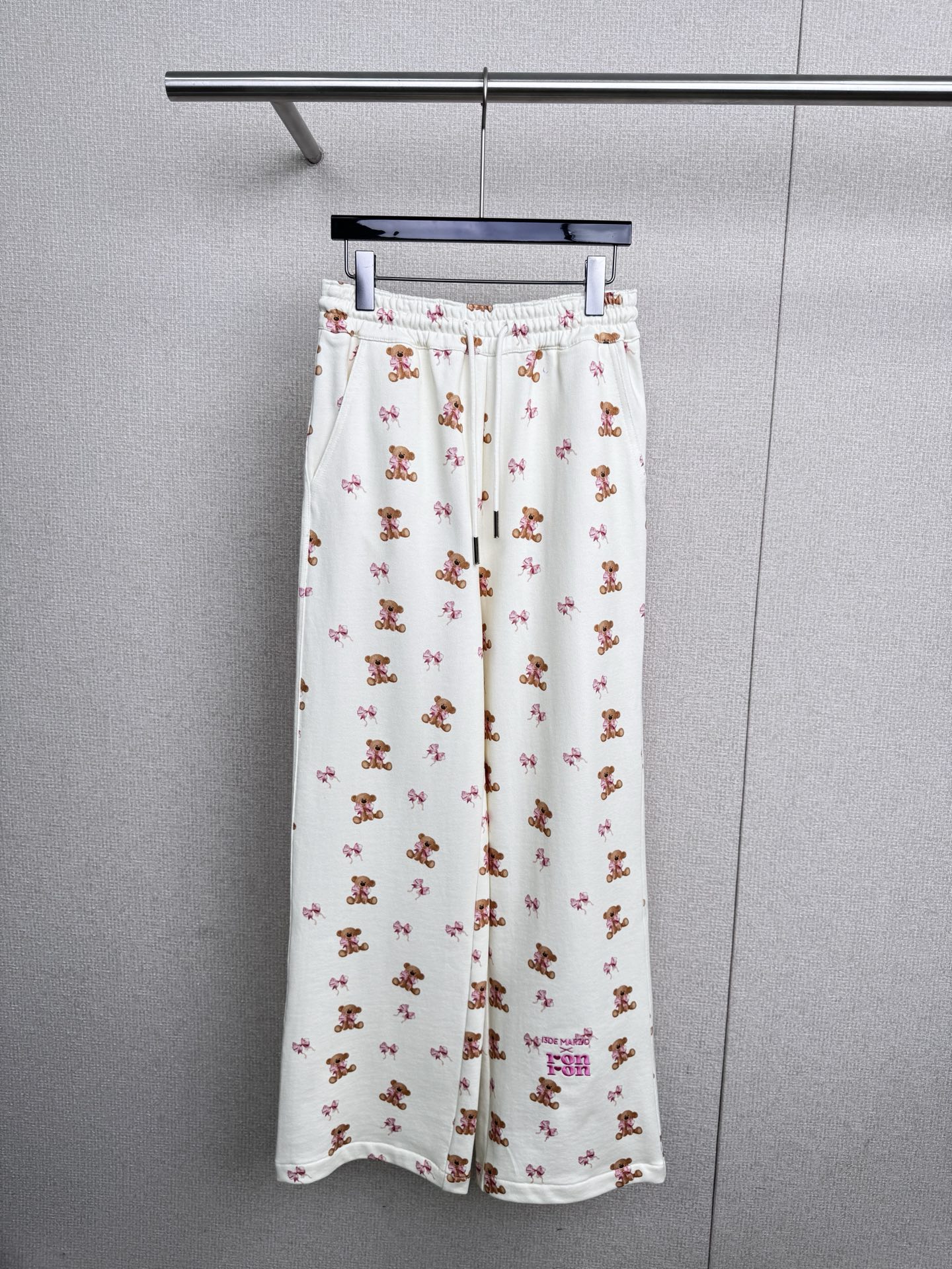 NO:548693,RONRON x 13DE  MARZO autumn new joint series Korean full-print sweatshirt and pants suits. From a fashion perspective, sweatshirt suits are really super versatile. Whether you are in casual style, street style or sporty style, you can find a sweatshirt suit that suits you. For example, a simple sweatshirt paired with straight sweatshirt and a pair of white shoes, you will instantly feel cool and handsome. If it is this printed sweatshirt suit, plus some cute cartoon patterns, it is very suitable for sweet and cute girls. For those who pursue comfort,  The suit is simply a blessing. Its material is soft cotton blended fabric, which is very skin-friendly to wear, and will not feel tight or uncomfortable. Moreover, the loose style will not restrain the body, just like being wrapped in clouds. In the cold autumn and winter seasons, thick sweatshirt suits can also play a good role in keeping warm. This set is a blessing for lazy people. One set can be matched with the whole body, and you will never have to worry about wearing anything when you go out. It is free and comfortable. Whether you are at home or on the street, you can easily control it, perfectly showing your personality.  SML, hoodie, sweatshirts, alexander wang19860909RONRON x 13DE MARZO秋季新款联名系列韩系满印卫衣卫裤套装,时尚角度来看,卫衣套装真的是超级百搭的,不管你是走休闲风、街头风还是运动风,都能找到适合自己的卫衣套装,比如一件简约的卫衣配上直筒卫裤,再搭配一双小白鞋,瞬间就有一种酷帅的感觉,如果是这种印花的卫衣套装,再加上一些可爱的卡通图案,就很适合甜美可爱风格的小女生,对于追求舒适感的人来说,卫衣套装简直是福音,它的材质是柔软的棉质混纺面料,穿起来非常亲肤,不会有紧绷或者不舒服的感觉,而且宽松的版型不会对身体有任何束缚,就像被云朵包裹着一样,在寒冷的秋冬季节,厚款的卫衣套装还能起到很好的保暖作用,这套就是懒人的福音,一套搞定全身搭配,出门再也不用纠结穿什么,自在又惬意,不管是居家还是出街,都能轻松驾驭,完美展现你的个性风采. 码数SML,,hoodie,sweatshirts,alexander wang,Women's clothing