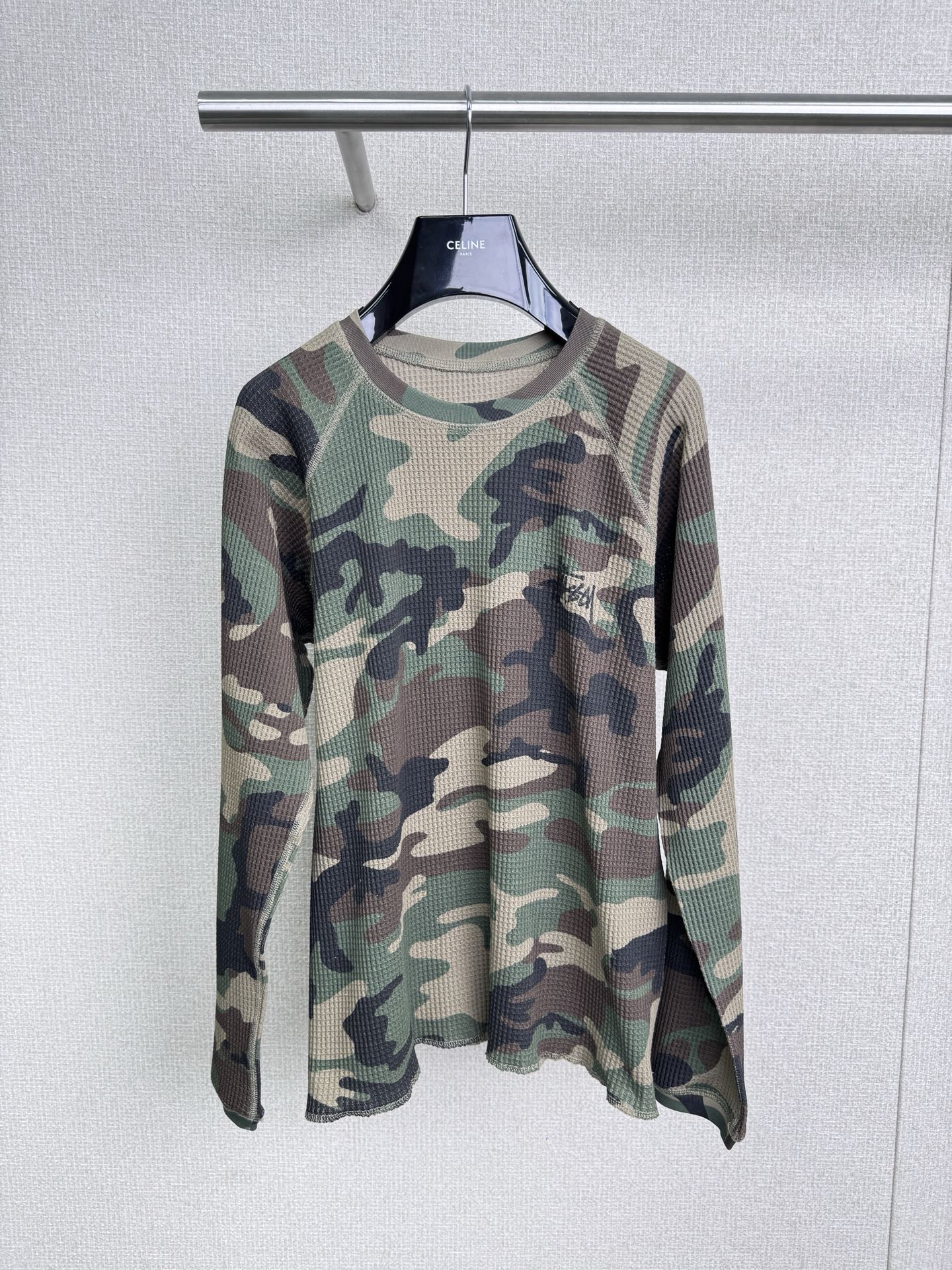 NO:548712,Stussy 25 Raglan Thermal Logo waffle camouflage leopard print long-sleeved T-shirt. Stussy waffle long-sleeved long-sleeved as a fall fashion item, and is also an indispensable element in the wardrobe. Sand color camouflage is more suitable for autumn temperature than military green camouflage, light color, and light green camouflage pattern. It is easy to control both single and inner wear. It is recommended to wear a long-sleeved long-sleeved sleeve than waffle. It is lazy and relaxing. 420 grams of textured double-sided waffle fabric. The camouflage print is simple and medium high-end, and it also takes into account daily commuting choices. What clothes are the best to wear in daily life? It is this simple and durable and textured clothes. SML, hermes,tees, t-shirt, alexander wang19860909Stussy 25款 Raglan Thermal Logo华夫格迷彩豹纹长袖T恤,斯图西华夫格长袖作为秋季时尚单品,也是衣柜里不可缺少的一个元素,沙色迷彩比起军绿迷彩,偏淡的色系,浅绿色的迷彩图案,更适合秋天的温度,单穿还是内搭都很好驾驭,很推荐的一件入秋长袖,没有什么比华夫格更好穿的长袖了,慵懒松弛感拉满,420克质感的双面华夫格面料,迷彩印花简约中带点小高级,也兼顾了日常通勤选择,日常什么衣服穿着最高,就是这种简单耐看且有质感的衣服. 码数SML,,hermes,tees，t-shirt,alexander wang,Women's clothing
