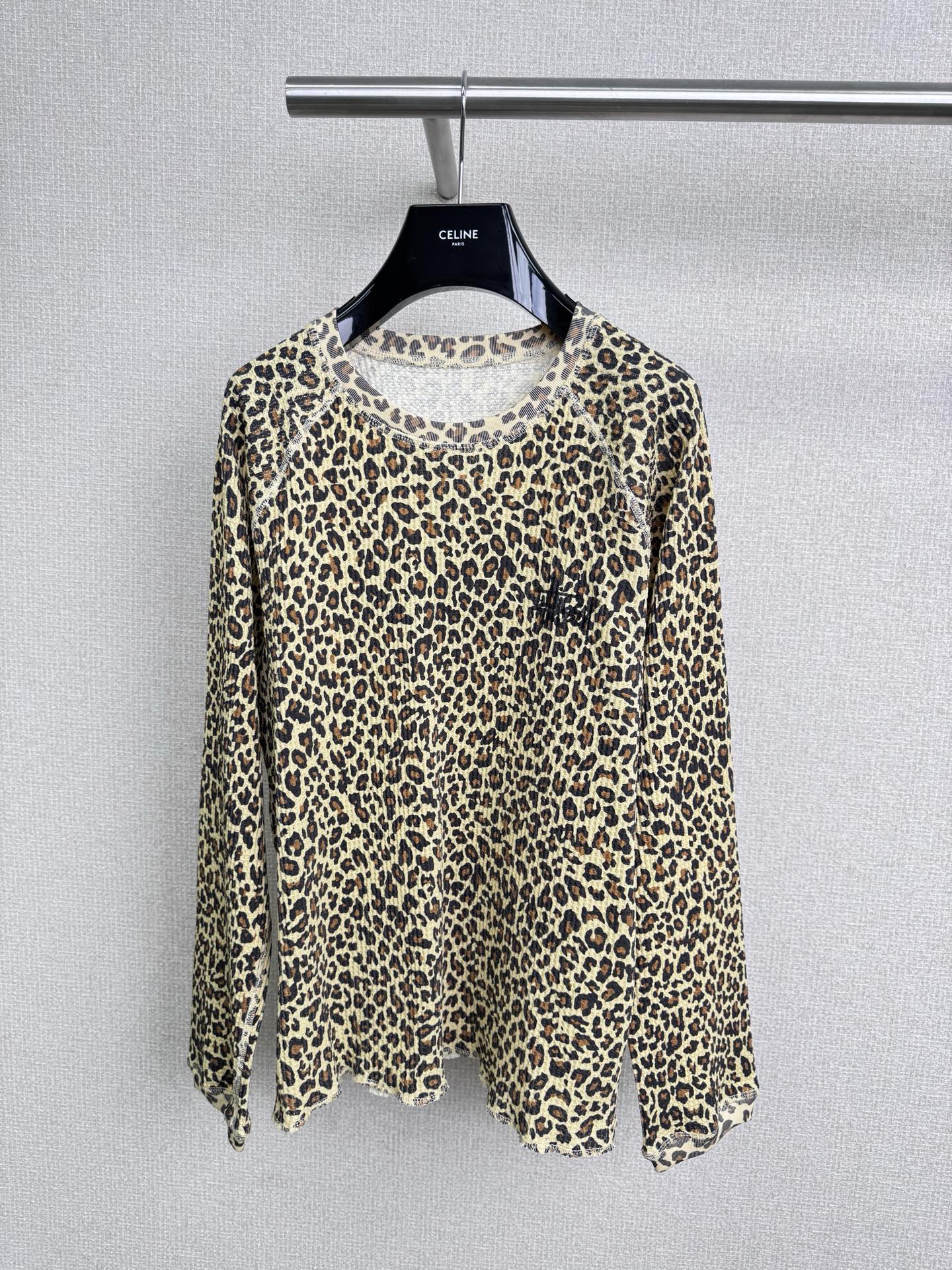 NO:548678,Stussy 25 Raglan Thermal Logo waffle camouflage leopard print long-sleeved T-shirt. Stussy waffle long-sleeved long-sleeved as a fall fashion item, and is also an indispensable element in the wardrobe. Sand color camouflage is more suitable for autumn temperature than military green camouflage, light color, and light green camouflage pattern. It is easy to control both single and inner wear. It is recommended to wear a long-sleeved long-sleeved sleeve than waffle. It is lazy and relaxing. 420 grams of textured double-sided waffle fabric. The camouflage print is simple and medium high-end, and it also takes into account daily commuting choices. What clothes are the best to wear in daily life? It is this simple and durable and textured clothes. SML, hermes,tees, t-shirt, alexander wang19860909Stussy 25款 Raglan Thermal Logo华夫格迷彩豹纹长袖T恤,斯图西华夫格长袖作为秋季时尚单品,也是衣柜里不可缺少的一个元素,沙色迷彩比起军绿迷彩,偏淡的色系,浅绿色的迷彩图案,更适合秋天的温度,单穿还是内搭都很好驾驭,很推荐的一件入秋长袖,没有什么比华夫格更好穿的长袖了,慵懒松弛感拉满,420克质感的双面华夫格面料,迷彩印花简约中带点小高级,也兼顾了日常通勤选择,日常什么衣服穿着最高,就是这种简单耐看且有质感的衣服. 码数SML,,hermes,tees，t-shirt,alexander wang,Women's clothing