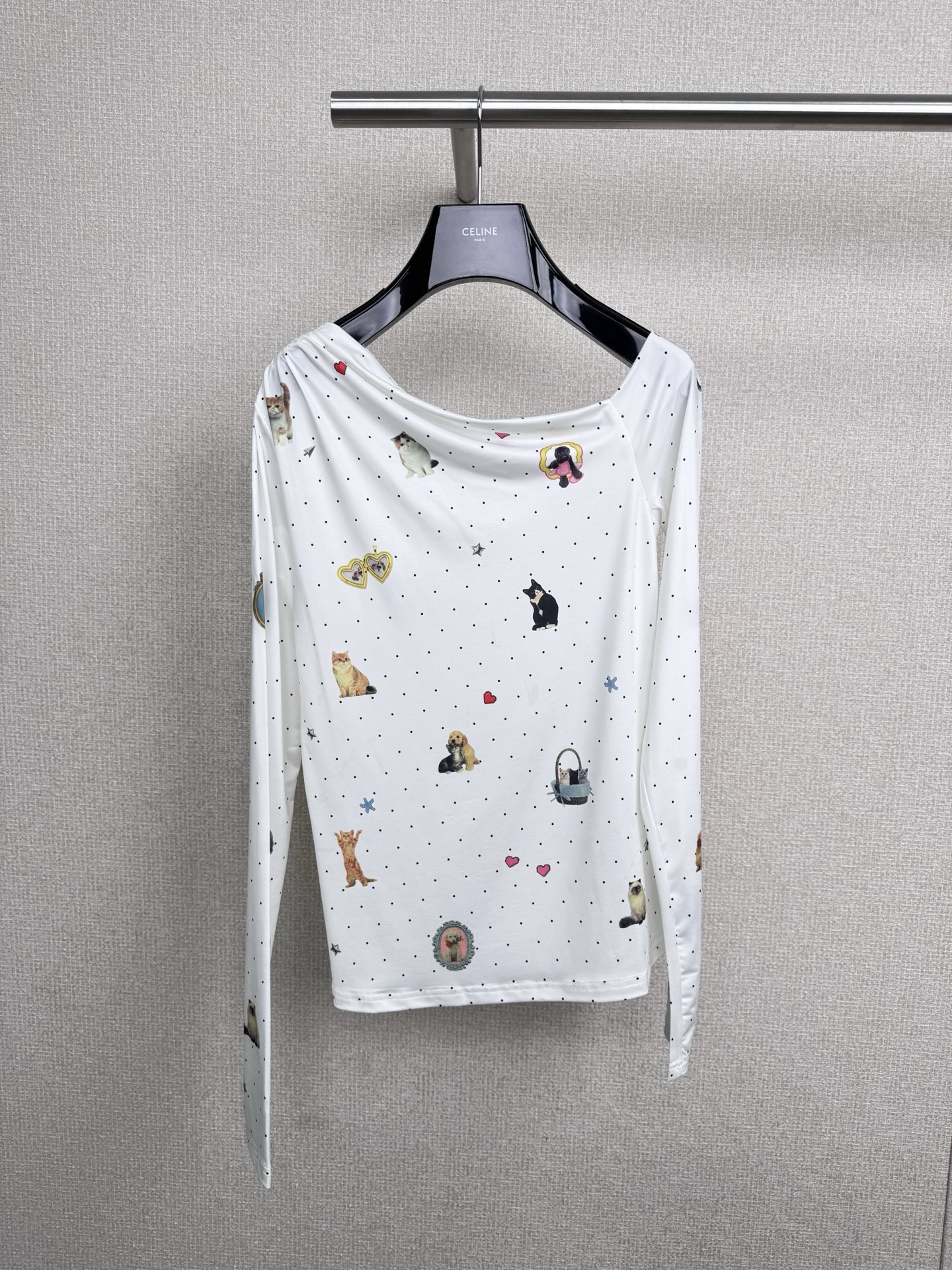 NO:548686,Alexia Sandra 25 early autumn pet party white slim stretch top, the first slack top in early autumn is here, who knows!  This off-shoulder letter T-shirt holds the lazy tightly, the fabric has a sense of air, the off-shoulder skin is carefully exposed, pure and sexy, the cat print is retro without any style. It is fashionable and layered, and it is super ambience with wide-leg pants or long skirts. The off-shoulder skin is super coquettish, and the waist is slimming, and the print is also very tone. It is easy to see fouls when you wear it casually. SML, skirts, tees, t-shirt, alexander wang19860909Alexia Sandra25早秋宠物派对白色修身弹力上衣,早秋第一件松弛感上衣来了,谁懂啊！这件斜肩字母T恤把慵懒拿捏得死死的,面料自带空气感,斜肩小心机露肤,纯欲又性感,猫咪印花复古不撞款.单穿时髦,叠穿也很绝,搭配阔腿裤或长裙超有氛围,斜肩露肤超嗲,收腰显瘦一绝,印花也很有腔调,随便搭都好看到犯规,甜妹们快冲. 码数SML,,skirts,tees，t-shirt,alexander wang,Women's clothing