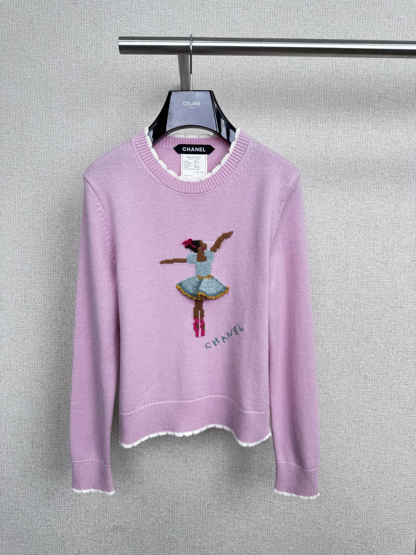 NO:548727,Chanel's new autumn and winter second-hand series ballet dancer embroidered retro cashmere sweater conveys relaxed, free, positive and optimistic emotions. Cashmere, classic high-grade cashmere woolen yarn, natural cashmere ingredients, is very delicate, soft, good skin-friendly, lightweight and warm, bringing the ultimate comfortable wearing experience. Combined with advanced ADF jacquard and computer embroidery technology, the pattern is vivid, giving cashmere items more possibilities, and the lace design is youthful and interesting.  The classic straight fit is comfortable and tolerant. It is close-fitting but not tight. It perfectly modifies the body shape. It is as soft as being hugged by clouds. It is very elegant when worn alone and looks great with any coat. Size SML,,chanel,jackets & coats,sweaters,alexander wang19860909Chanel秋冬新款中古系列芭蕾舞者刺绣复古羊绒毛衣,传递轻松、自由、积极乐观的情绪,山羊绒,经典的高级山羊绒粗纺纱线,天然羊绒成分,非常细腻、柔软、亲肤性好,质轻且保暖,带来极致舒适的穿衣感受,结合高级ADF提花和电脑刺绣工艺,图案生动形象,让羊绒单品有了更多的可能性,花边设计年轻减龄趣味十足. 经典的直身版型,舒适有包容性,贴身且不紧身,极好地修饰身材体型,贴身穿跟被云朵抱住一样软乎,单穿就很优雅,随便搭个外套都出彩. 码数SML,,chanel,jackets & coats,sweaters,alexander wang,Women's clothing