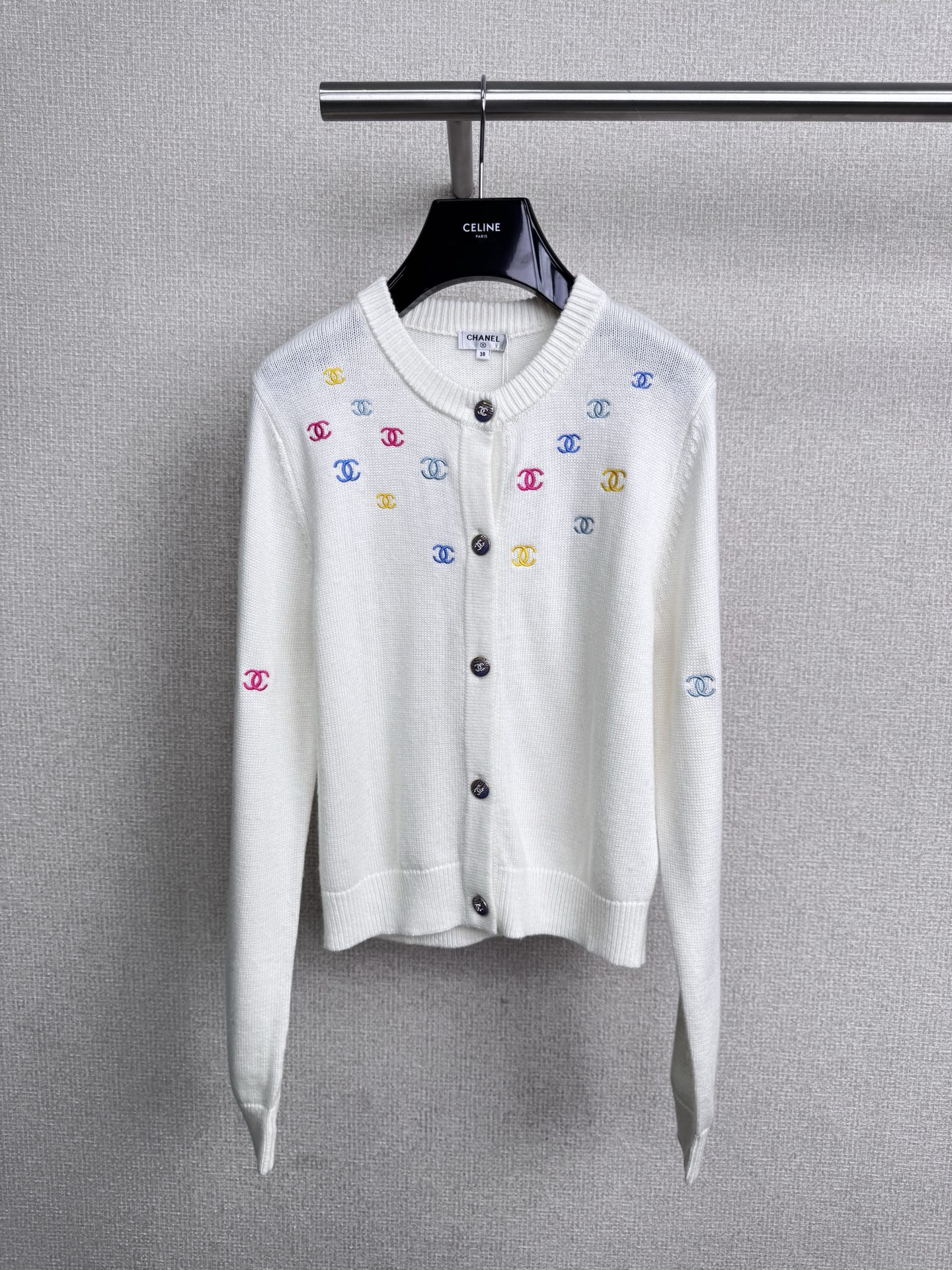 NO:549246,Chanel's new colored double C embroidered cardigan in autumn and winter is attracted by the embroidery details of this cardigan at a glance. The front piece is continuously complete, double C rainbow embroidery, like a casual sketch instantly frozen on the clothes. Each needle is delicate and artistic. The back collar has an exquisite embroidery logo, which is low-key but not without taste. Whether it is open or buckle combination, it has a high-end atmosphere. The 70-flat fiber blend material is soft and skin-friendly and drooping. Wear it in the transition season of spring and autumn, comfortable and elegant. The style is a round neck design that is practical and easy to match. It is elegant and layered when worn alone. Whether it is dressed with skirts or pants, you can wear it in an intelligent and elegant style. The key is that its embroidery craftsmanship is really expensive, but the price is very friendly. When wearing it, the whole person exudes a 'very good at wearing'.  SML, chanel, skirts, alexander wang19860909Chanel2025秋冬新款彩色双C刺绣开衫,一眼就被这件开衫的刺绣细节吸引住了,前片连续完整的双C彩虹刺绣,像是把随性的速写瞬间定格在衣服上,每一针都细腻又充满艺术感,后领还有精致的刺绣logo,低调却不失品味,无论是敞开穿还是系扣搭配,都自带高级氛围感,70素纤维的混纺材质,软糯亲肤又有垂感,春秋过渡季穿它,舒适又显气质,版型是实穿又好搭的圆领设计,单穿优雅,做外搭也很有层次,不管是配裙子还是裤子,都能穿出智性优雅的风格,重点是它的刺绣工艺真的很显贵,但价格却非常友好,穿上它,整个人都散发着“很会穿”的气息. 码数SML,,chanel,skirts,alexander wang,Women's clothing