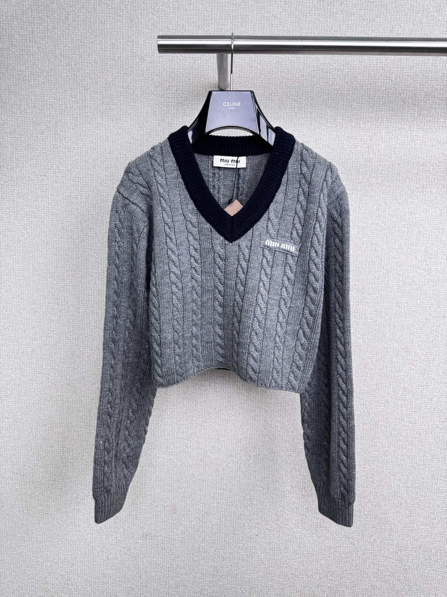 NO:549266,MiuMiu's new V-neck short sweater in autumn and winter, whose retro DNA is awakened, French college-style sweater is awesome, the treasure sweater that was asked about is here, this French retro college-style sweater fills the autumn atmosphere, the twisted fufu knitting, gentle and healing, the V-neck makes the face look small and sexy, contrasting edges + colored stripes embellish, retro fashionable, and comes with a movie filter feeling, wearing it, it is a literary female college student's sense of déjà vu, the short style is super friendly, and can be lengthened with high-waisted pants/skirts, and the small one becomes nine-headed body in seconds. It is amazing when you match it. Whether it is commuting in class or going on a date or shopping, it is absolutely right to wear it. Retro girls are almost locked, and this autumn's C-position outfit is it.  SML, miumiu, skirts, sweaters, alexander wang19860909MiuMiu2025秋冬新款V领短款毛衣,是谁的复古DNA觉醒了,法式学院风毛衣绝绝子,被问爆的宝藏毛衫来啦,这件法式复古学院风毛衣,一整个把秋天的氛围感拉满,奶 fufu 的麻花针织,温柔又治愈,V 领显脸小还藏着小性感,撞色边 +加彩条纹点缀,复古时髦感拉满,自带电影滤镜感,穿上就是文艺女大学生既视感,短款版型超友好,搭高腰裤 / 半裙都能拉长比例,小个子秒变九头身,随手一搭都很绝,不管是上课通勤还是约会逛街,穿它准没错,复古女孩快锁死,这个秋天的 C 位穿搭就是它了. 码数SML,,miumiu,skirts,sweaters,alexander wang,Women's clothing