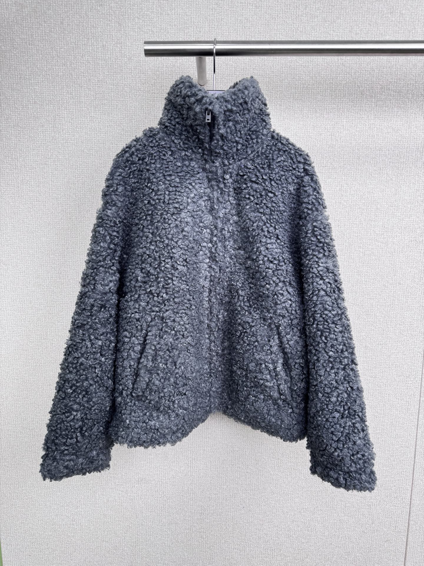 NO:550042,Acne  Studios 2025 autumn and winter new logo turtleneck zippered flight jacket, Teddy soft velvet texture and super cool style, a heart-warming winter fashionable at first sight, the fabric is customized curly imitation fur, soft but not collapsed, and it shows the texture. It uses exclusive customized curly artificial fur fabric, which is soft and glutinous to the cloud-like touch, the fluffy is just right, and it will not look bloated. Polyester fiber is incorporated into the inside, making the fabric crisp and stylish, and it will not collapse and deform after wearing for a long time. It can also easily cope with daily care. It still maintains a delicate texture after cleaning. Oversize loose style, adjustable elastic hem, making it look thin and hiding, and the classic flight jacket has been made with an oversized wide silhouette.  The loose design, paired with neat straight cutting, can naturally hide the fat of the waist and abdomen and arms, is super friendly to all kinds of figures, the length and hips are just stuck in the golden ratio, and are paired with an adjustable elastic waistband, which shows the waistline and does not suppress the height. It is not tied in a casual oversize style, which makes it look neat and fashionable no matter how you wear it, the turtleneck design can also modify the neckline and make the face small, the front zipper opens and closes smoothly and does not stutter. It is paired with a classic side wallet, which takes into account both practical and retro style. The 1996 leather logo on the back is low-key, instantly improving the brand recognition. The cuffs and hem are invisible and neat, and the fur edges are not easy to frizz. Each stitch is exquisite, durable and eye-catching.  SML, acne studios,dior,versace,jackets & coats,gold,alexander wang19860909Acne studios2025秋冬新款徽标高领拉链飞行夹克,泰迪软绒质感与超飒版型,一眼心动的冬日时髦,面料定制卷曲仿皮草,软而不塌超显质感,采用专属定制的卷曲人造皮草面料,上手是云朵般的柔糯触感,蓬松度恰到好处,不会显臃肿,内里融入聚酯纤维,让面料挺括有型,穿久也不易塌软变形,还能轻松应对日常护理,清洁后依旧保持精致质感,Oversize宽松版型,可调节松紧下摆,显瘦藏肉超好看,经典飞行夹克廓形做了超大号宽松设计,搭配利落直筒剪裁,能自然藏住腰腹、手臂赘肉,对各种身材都超友好,长度及臀刚好卡在黄金比例,搭配可调节松紧腰带,系上显腰线、不压身高,不系是随性oversize风,怎么穿都显利落时髦,高领设计还能修饰颈线、显脸小,正面拉链开合顺滑不卡顿,搭配侧边经典钱袋,兼顾实用与复古格调,后背1996皮标低调印刻,瞬间提升品牌辨识度,袖口、下摆隐形收边工整,皮草边缘不易毛躁,每一处针脚都透着精致,耐穿又耐看. 码数SML,,acne studios,dior,versace,jackets & coats,gold,alexander wang,Women's clothing