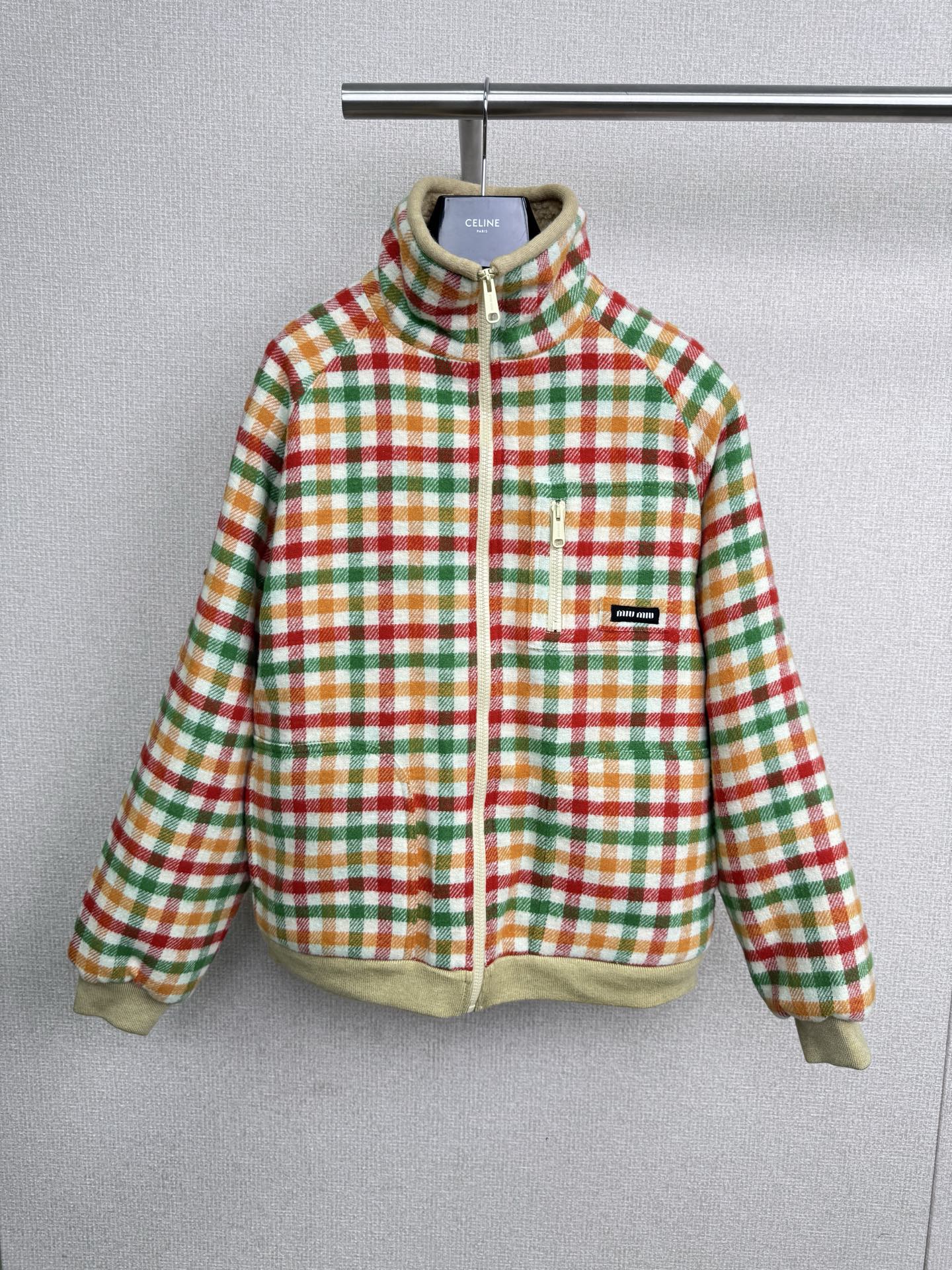 NO:550052,MiuMiu 25 new rainbow plaid lamb fur jacket, come get the first coat for autumn and winter, the soft silhouette fur jacket is fashionable, the first choice for the must-have lamb fur jacket this year, the cost-effectiveness is full, super soft and warm, the outfit combines the retro academy and sweet girly feeling just right, it is very suitable for sisters who want to go with the 'sweet but not greasy, cool but not cold' style. This fleece jacket has the plush design on the neckline to add a gentle feeling, the style optimizes the body proportions, and can be matched with a dark gray pleated skirt, a standard item for college style, the pleated design has a lively feeling, and the retro feel is super high, and the main feature is a warm and retro winter style. When you go out and visit a shop, you can wear this outfit, which is comfortable and eye-catching, and people who are afraid of coldness and close their eyes. SML, miumiu, skirts, jackets  & coats,alexander wang19860909MiuMiu 25秋冬新款彩虹格纹羊羔毛外套,来get秋冬第一件外套,软乎乎廓形摇粒绒外套穿上就是时髦精,秋冬首选今年必入的羊羔毛外套,性价比拉满,超软保暖性高,穿搭把复古学院感和甜酷少女感融合得恰到好处,很适合想要走“甜而不腻、酷而不冷”风格的姐妹,这款摇粒绒外套,领口的毛绒设计增添温柔感,版型优化身材比例,可搭配深灰色百褶裙,学院风标配单品,褶皱设计自带活泼感,和外套的复古感适配度超高,主打一个温暖又复古的冬日风格,日常出街、探店穿这套,舒适又吸睛,怕冷星人闭眼冲. 码数SML,,miumiu,skirts,jackets & coats,alexander wang,Women's clothing