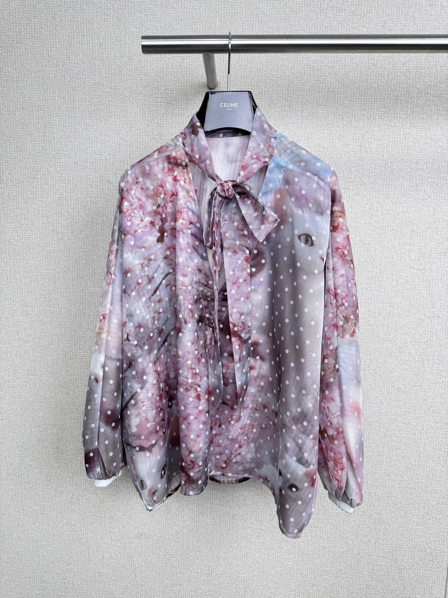 NO:550061,TRINITE V-Neck Print Blouse Pink Lace V-neck Cat Double-layer Print Shirt, Today's theme outfit is a kind kitten, unrestrained bat sleeve design, with a lazy and casual atmosphere, while also making it look slim and hiding flesh. The pure white and kind kitten prints are even more cute. Paired with a dreamy pink and purple color combination and flowing light gauze texture, it is really romantic and lively. The most surprising thing is its style, loose and moderate tailoring perfectly to modify the body, and can easily hide the shoulders and flesh on the arms. It can also be controlled by slightly fat sisters. Paired with suit pants is a gentle elite in the workplace. With a denim skirt, it becomes a goddess of dating atmosphere in seconds. You can wear it on daily commuting and shopping. It is too practical to wear one outfit. SML, skirts, shirts, business  suit,alexander wang19860909TRINITE V-Neck Print Blouse 粉色系带V领猫咪双层印花罩衫衬衫,今天的主题穿搭是善良小猫,不拘束的蝙蝠袖设计,自带慵懒随性氛围感的同时,还显瘦藏肉,纯白善良小猫印图更是可爱到没边,搭配梦幻粉紫配色加飘逸轻纱质感,真的超级浪漫灵动,最惊喜的是它的版型,宽松有度的剪裁完美修饰身形,肩宽、手臂有肉肉都能轻松藏住,微胖姐妹也能驾驭,搭配西装裤是职场里的温柔精英,配牛仔半裙秒变约会氛围感女神,日常通勤、闺蜜逛街都能穿,一衣多穿太实用. 码数SML,,skirts,shirts,business suit,alexander wang,Women's clothing