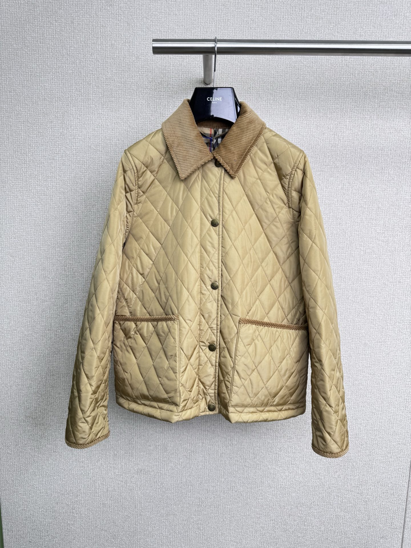 NO:550068,Burberry 2025 autumn and winter new corduroy collar diamond cotton jacket, with the language of the iconic pattern, Burberry cotton jacket injects century-old craftsmanship into the winter wardrobe, neatly tailored outlines modern outline, with light and high fluffy cotton core, locking the warmth without being bloated, interpreting the sense of elegance and power in the cold, corduroy lapels have a retro texture, diamond quilting design puts 'exquisite' on the public screen, and the embroidery mark on the chest adds a bit of academic details. Wearing alone and turtleneck sweater is also very layered. Wearing it in late autumn is both warm and style. It is a British senior sister's sense of décor. This classic style really looks more and more likes it. It is a treasure item that can be worn in the wardrobe for many years. SML, burberry, sweaters, alexander wang19860909Burberry2025秋冬新款灯芯绒领菱格棉服,以标志性格纹为语言,Burberry棉衣将百年工艺注入冬日衣橱,利落剪裁勾勒摩登轮廓,内蕴轻盈高蓬松度棉芯,锁住暖意不显臃肿,于凛冽中诠释优雅力量感,灯芯绒翻领自带复古质感,菱格绗缝设计把“精致”打在公屏上,胸口的刺绣标又添了几分学院感细节,单穿干练,内搭高领毛衣也很有层次,深秋穿它既有温度又有风格,配深色裤装就是妥妥的英伦学姐既视感,这种经典款真的越看越爱,属于在衣柜里能穿很多年的宝藏单品了. 码数SML,,burberry,sweaters,alexander wang,Women's clothing