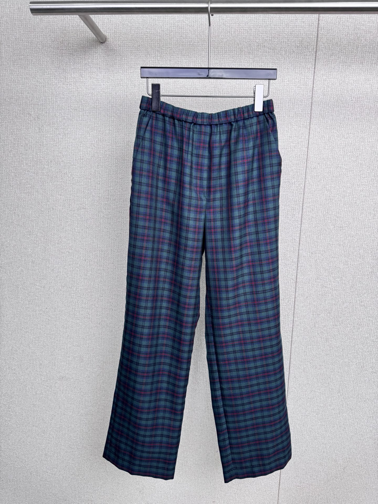 NO:550033,MiuMiu 2025 autumn and winter new retro plaid short shirt casual trousers suit, plaid pattern retro without losing its fashion sense, short style comfortable and comfortable, suitable for a variety of body shapes, whether it is worn alone to create a capable commuting style, or inner base to create a sense of layering, it can easily adapt to different occasions and show fashion taste, matched with retro plaid wide-leg pants, waist drawstring design, can be freely adjusted to tightness, wear freely, loose wide-leg style, not only can modify the leg lines, but it is very suitable whether it is matched with a simple top to create a casual style, or a shirt to show a capable temperament. SML trousers, miumiu,shirts,alexander wang19860909MiuMiu2025秋冬新款复古格纹短款衬衫休闲长裤套装,格纹图案复古又不失时尚感,短款版型舒适自在,适合多种身形,无论是单穿打造干练通勤风,还是内搭打底营造层次感,都能轻松适配不同场合,展现时尚品味,搭配复古格纹阔腿裤,腰部的抽绳设计,可自由调节松紧,穿着自在,宽松的阔腿版型,不仅能修饰腿部线条,无论是搭配简约上衣打造休闲风,还是配上衬衫展现干练气质,都很合适. 码数SML 长裤,,miumiu,shirts,alexander wang,Women's clothing