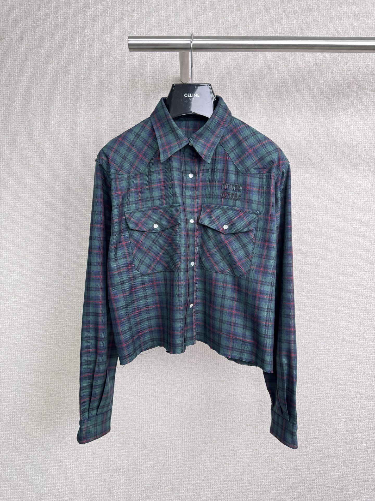 NO:550043,MiuMiu 2025 autumn and winter new retro plaid short shirt casual trousers set, plaid pattern retro without losing its fashion sense, short style is comfortable and comfortable, suitable for a variety of body shapes, whether it is worn alone to create a capable commuting style, or inner base to create a sense of layering, it can easily adapt to different occasions and show fashion taste, matched with retro plaid wide-leg pants, waist drawstring design, can be freely adjusted to tightness, wear freely, loose wide-leg style, not only can modify the leg lines, but it is very suitable whether it is matched with a simple top to create a casual style, or a shirt to show a capable temperament. SML SML Shirt P,,miumiu,shirts,alexander wang19860909MiuMiu2025秋冬新款复古格纹短款衬衫休闲长裤套装,格纹图案复古又不失时尚感,短款版型舒适自在,适合多种身形,无论是单穿打造干练通勤风,还是内搭打底营造层次感,都能轻松适配不同场合,展现时尚品味,搭配复古格纹阔腿裤,腰部的抽绳设计,可自由调节松紧,穿着自在,宽松的阔腿版型,不仅能修饰腿部线条,无论是搭配简约上衣打造休闲风,还是配上衬衫展现干练气质,都很合适. 码数SML 衬衣P,,miumiu,shirts,alexander wang,Women's clothing