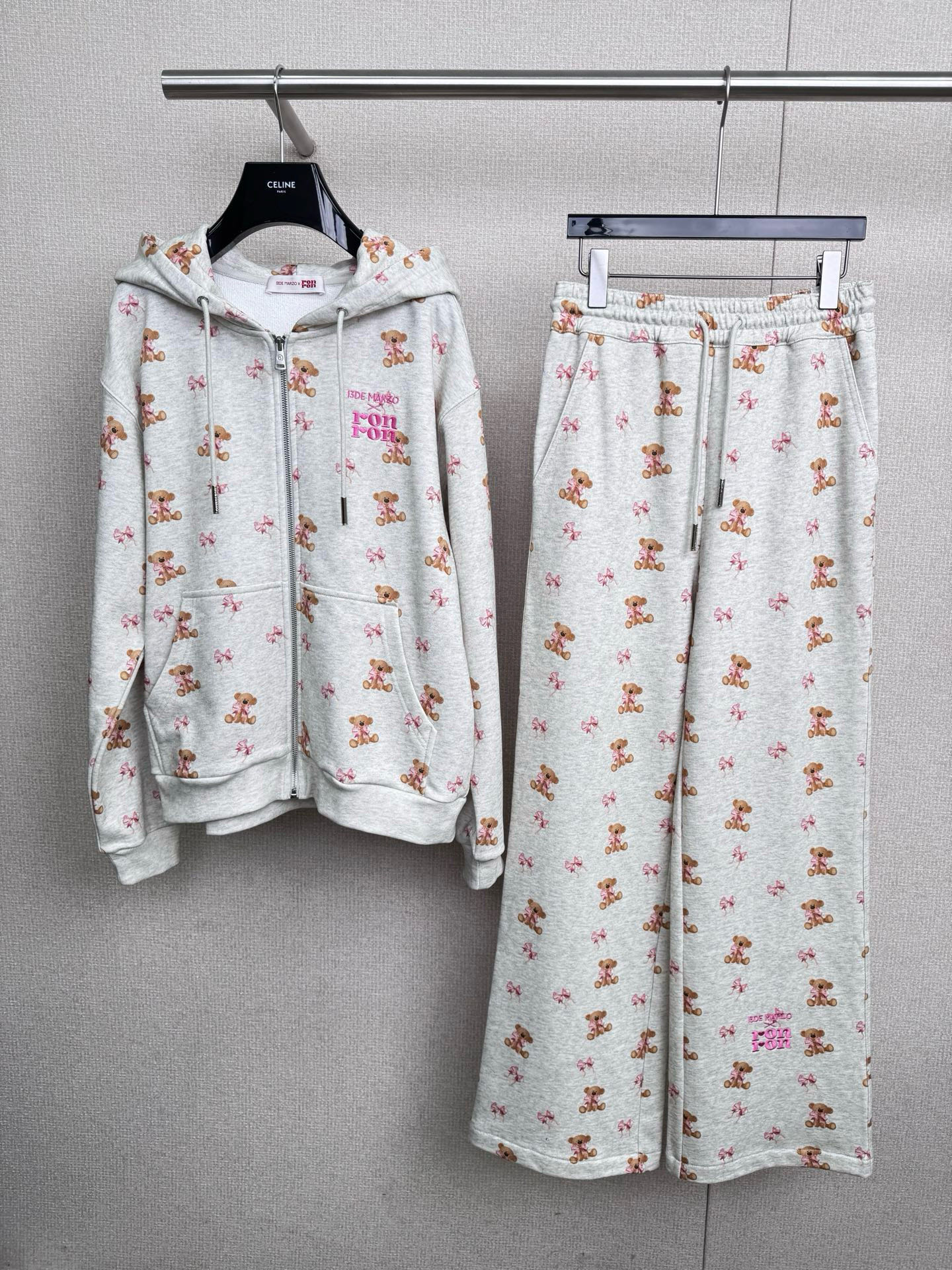 NO:561835,RONRON x 13DE   MARZO 2025 new autumn joint series Korean style all-print sweatshirt and sweatpants suit. From a fashion point of view, sweatshirt suits are really super versatile. Whether you go for casual style, street style or sports style, you can find a sweatshirt suit that suits you, such as a  A simple sweatshirt paired with straight sweatpants and a pair of white shoes will instantly give you a cool and handsome feeling. If it is a sweatshirt set with this kind of print, plus some cute cartoon patterns, it is very suitable for little girls with a sweet and cute style. For those who pursue comfort  , the sweatshirt suit is simply good news. It is made of soft cotton blended fabric, which is very skin-friendly when worn. It will not feel tight or uncomfortable, and the loose version will not restrict the body in any way, just like being wrapped by clouds. In the cold autumn and winter seasons  , a thick sweatshirt set can also play a very good role in keeping warm. This set is good news for lazy people. One set can be used to match the whole body. You no longer have to worry about what to wear when going out. It is comfortable and comfortable. Whether you are at home or out on the street, you can easily control it and perfectly show your personality.   One size fits all tops, hoodie, sweatshirts, alexander wang19860909RONRON x 13DE MARZO2025秋季新款联名系列韩系满印卫衣卫裤套装,时尚角度来看,卫衣套装真的是超级百搭的,不管你是走休闲风、街头风还是运动风,都能找到适合自己的卫衣套装,比如一件简约的卫衣配上直筒卫裤,再搭配一双小白鞋,瞬间就有一种酷帅的感觉,如果是这种印花的卫衣套装,再加上一些可爱的卡通图案,就很适合甜美可爱风格的小女生,对于追求舒适感的人来说,卫衣套装简直是福音,它的材质是柔软的棉质混纺面料,穿起来非常亲肤,不会有紧绷或者不舒服的感觉,而且宽松的版型不会对身体有任何束缚,就像被云朵包裹着一样,在寒冷的秋冬季节,厚款的卫衣套装还能起到很好的保暖作用,这套就是懒人的福音,一套搞定全身搭配,出门再也不用纠结穿什么,自在又惬意,不管是居家还是出街,都能轻松驾驭,完美展现你的个性风采. 码数均码 上衣,,hoodie,sweatshirts,alexander wang,Women's clothing