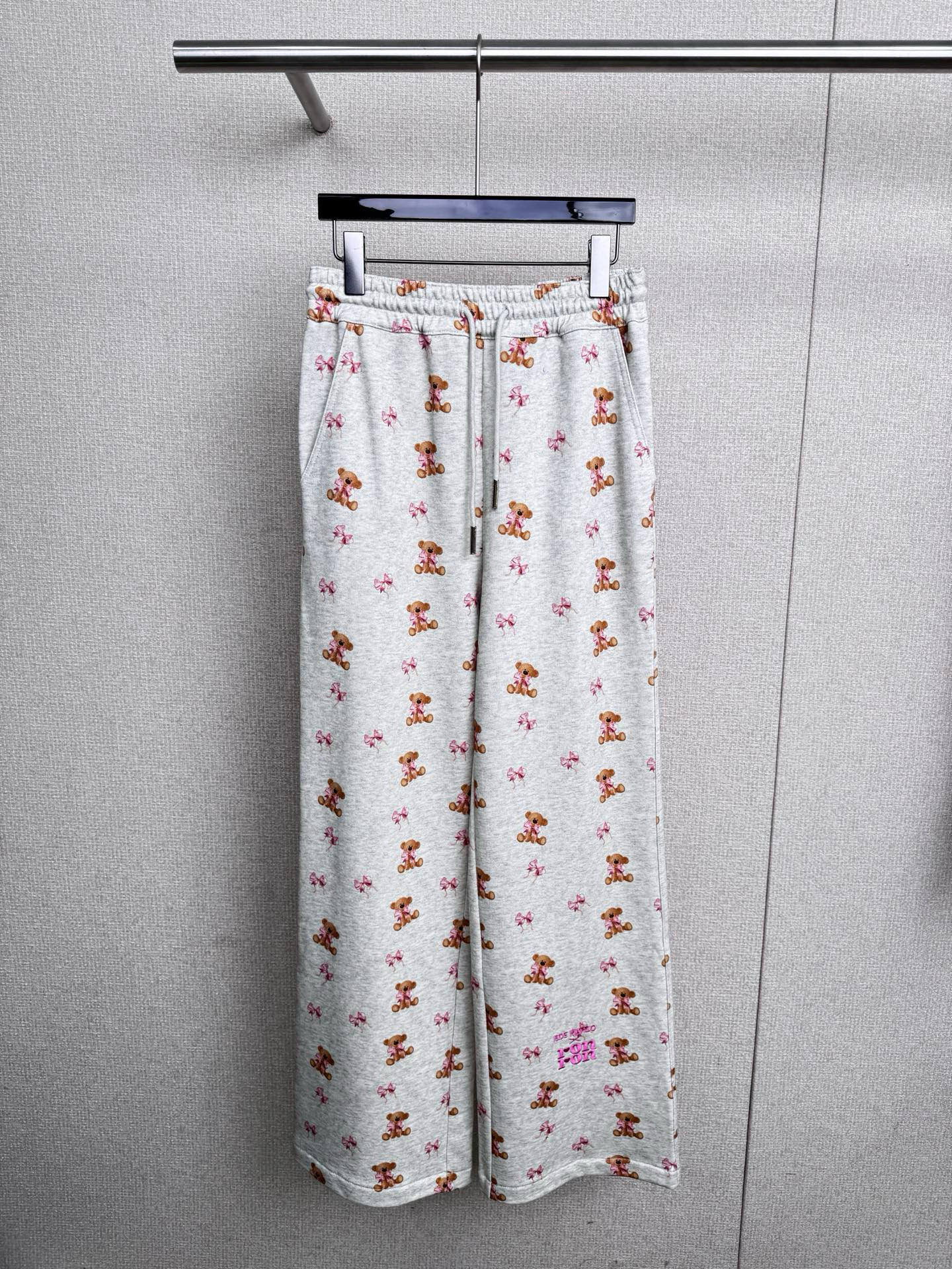 NO:561843,RONRON x 13DE   MARZO 2025 new autumn joint series Korean style all-print sweatshirt and sweatpants suit. From a fashion point of view, sweatshirt suits are really super versatile. Whether you go for casual style, street style or sports style, you can find a sweatshirt suit that suits you, such as a  A simple sweatshirt paired with straight sweatpants and a pair of white shoes will instantly give you a cool and handsome feeling. If it is a sweatshirt set with this kind of print, plus some cute cartoon patterns, it is very suitable for little girls with a sweet and cute style. For those who pursue comfort  , the sweatshirt suit is simply good news. It is made of soft cotton blended fabric, which is very skin-friendly when worn. It will not feel tight or uncomfortable, and the loose version will not restrict the body in any way, just like being wrapped by clouds. In the cold autumn and winter seasons  , a thick sweatshirt set can also play a very good role in keeping warm. This set is good news for lazy people. One set can be used to match the whole body. You no longer have to worry about what to wear when going out. It is comfortable and comfortable. Whether you are at home or out on the street, you can easily control it and perfectly show your personality.   One size fits all,,hoodie,sweatshirts,alexander wang19860909RONRON x 13DE MARZO2025秋季新款联名系列韩系满印卫衣卫裤套装,时尚角度来看,卫衣套装真的是超级百搭的,不管你是走休闲风、街头风还是运动风,都能找到适合自己的卫衣套装,比如一件简约的卫衣配上直筒卫裤,再搭配一双小白鞋,瞬间就有一种酷帅的感觉,如果是这种印花的卫衣套装,再加上一些可爱的卡通图案,就很适合甜美可爱风格的小女生,对于追求舒适感的人来说,卫衣套装简直是福音,它的材质是柔软的棉质混纺面料,穿起来非常亲肤,不会有紧绷或者不舒服的感觉,而且宽松的版型不会对身体有任何束缚,就像被云朵包裹着一样,在寒冷的秋冬季节,厚款的卫衣套装还能起到很好的保暖作用,这套就是懒人的福音,一套搞定全身搭配,出门再也不用纠结穿什么,自在又惬意,不管是居家还是出街,都能轻松驾驭,完美展现你的个性风采. 码数均码,,hoodie,sweatshirts,alexander wang,Women's clothing