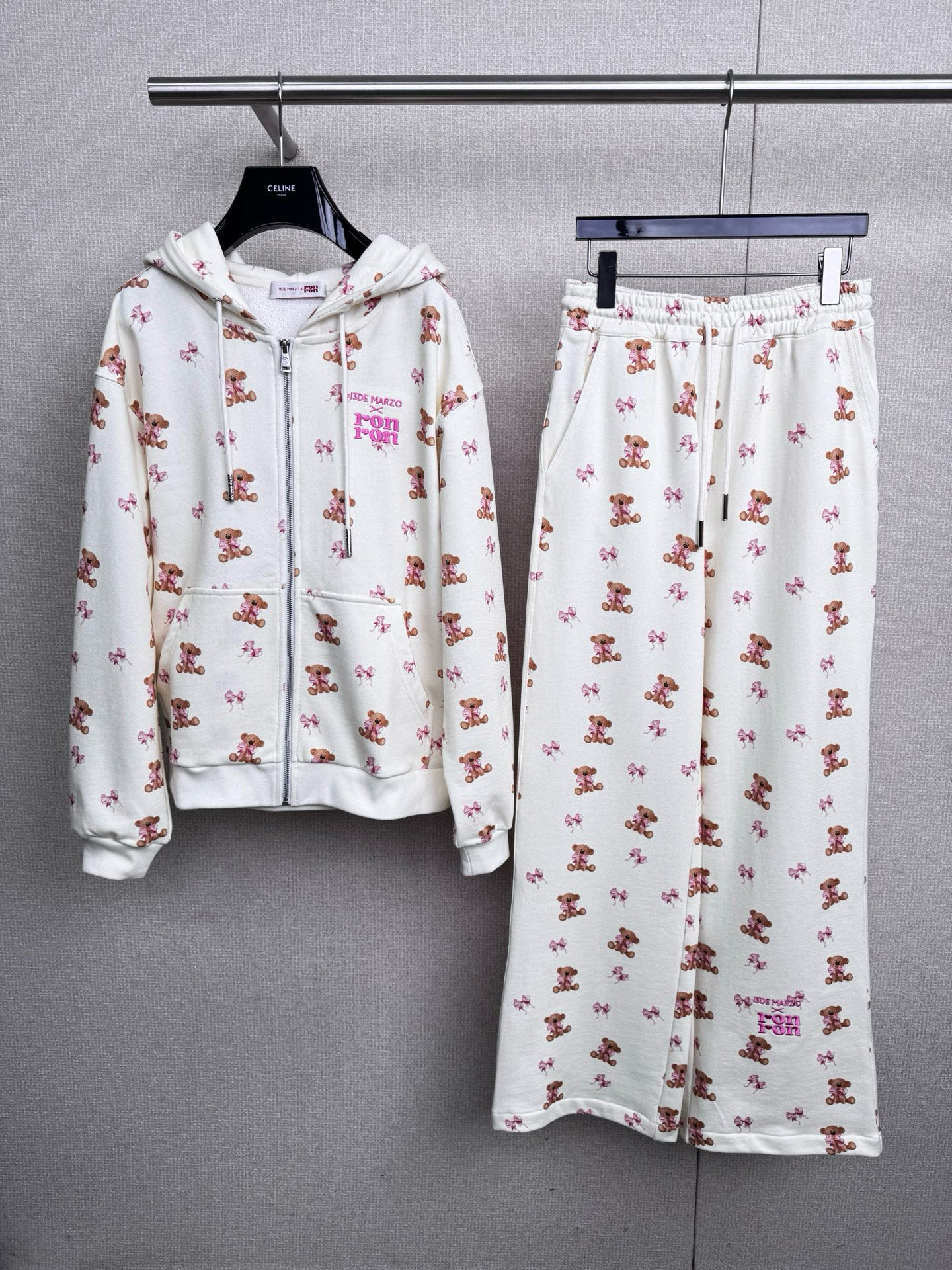 NO:561850,RONRON x 13DE   MARZO 2025 new autumn joint series Korean style all-print sweatshirt and sweatpants suit. From a fashion point of view, sweatshirt suits are really super versatile. Whether you go for casual style, street style or sports style, you can find a sweatshirt suit that suits you, such as a  A simple sweatshirt paired with straight sweatpants and a pair of white shoes will instantly give you a cool and handsome feeling. If it is a sweatshirt set with this kind of print, plus some cute cartoon patterns, it is very suitable for little girls with a sweet and cute style. For those who pursue comfort  , the sweatshirt suit is simply good news. It is made of soft cotton blended fabric, which is very skin-friendly when worn. It will not feel tight or uncomfortable, and the loose version will not restrict the body in any way, just like being wrapped by clouds. In the cold autumn and winter seasons  , a thick sweatshirt set can also play a very good role in keeping warm. This set is good news for lazy people. One set can be used to match the whole body. You no longer have to worry about what to wear when going out. It is comfortable and comfortable. Whether you are at home or out on the street, you can easily control it and perfectly show your personality.   One size fits all tops, hoodie, sweatshirts, alexander wang19860909RONRON x 13DE MARZO2025秋季新款联名系列韩系满印卫衣卫裤套装,时尚角度来看,卫衣套装真的是超级百搭的,不管你是走休闲风、街头风还是运动风,都能找到适合自己的卫衣套装,比如一件简约的卫衣配上直筒卫裤,再搭配一双小白鞋,瞬间就有一种酷帅的感觉,如果是这种印花的卫衣套装,再加上一些可爱的卡通图案,就很适合甜美可爱风格的小女生,对于追求舒适感的人来说,卫衣套装简直是福音,它的材质是柔软的棉质混纺面料,穿起来非常亲肤,不会有紧绷或者不舒服的感觉,而且宽松的版型不会对身体有任何束缚,就像被云朵包裹着一样,在寒冷的秋冬季节,厚款的卫衣套装还能起到很好的保暖作用,这套就是懒人的福音,一套搞定全身搭配,出门再也不用纠结穿什么,自在又惬意,不管是居家还是出街,都能轻松驾驭,完美展现你的个性风采. 码数均码 上衣,,hoodie,sweatshirts,alexander wang,Women's clothing