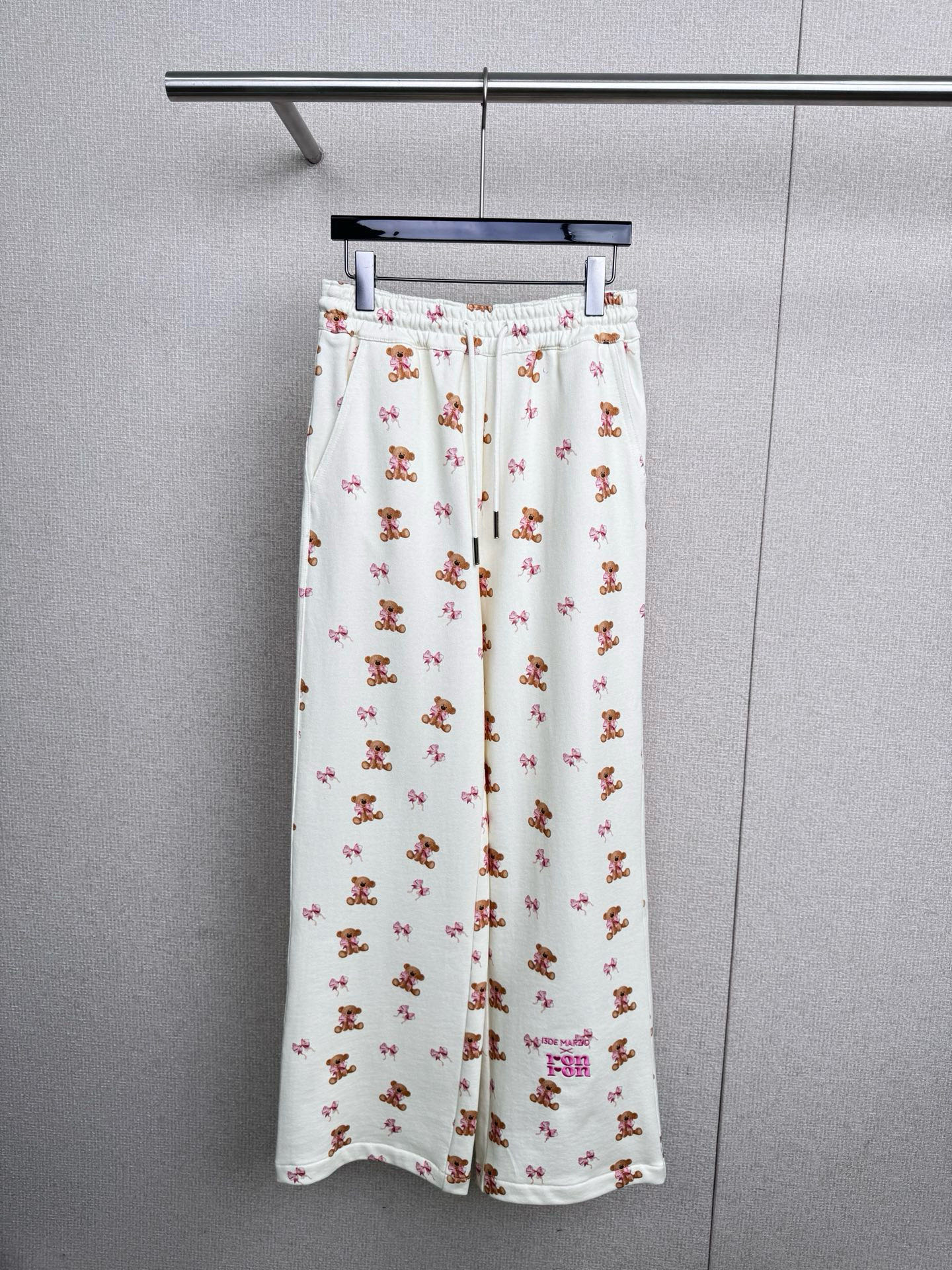 NO:561854,RONRON x 13DE   MARZO 2025 new autumn joint series Korean style all-print sweatshirt and sweatpants suit. From a fashion point of view, sweatshirt suits are really super versatile. Whether you go for casual style, street style or sports style, you can find a sweatshirt suit that suits you, such as a  A simple sweatshirt paired with straight sweatpants and a pair of white shoes will instantly give you a cool and handsome feeling. If it is a sweatshirt set with this kind of print, plus some cute cartoon patterns, it is very suitable for little girls with a sweet and cute style. For those who pursue comfort  , the sweatshirt suit is simply good news. It is made of soft cotton blended fabric, which is very skin-friendly when worn. It will not feel tight or uncomfortable, and the loose version will not restrict the body in any way, just like being wrapped by clouds. In the cold autumn and winter seasons  , a thick sweatshirt set can also play a very good role in keeping warm. This set is good news for lazy people. One set can be used to match the whole body. You no longer have to worry about what to wear when going out. It is comfortable and comfortable. Whether you are at home or out on the street, you can easily control it and perfectly show your personality.   One size fits all,,hoodie,sweatshirts,alexander wang19860909RONRON x 13DE MARZO2025秋季新款联名系列韩系满印卫衣卫裤套装,时尚角度来看,卫衣套装真的是超级百搭的,不管你是走休闲风、街头风还是运动风,都能找到适合自己的卫衣套装,比如一件简约的卫衣配上直筒卫裤,再搭配一双小白鞋,瞬间就有一种酷帅的感觉,如果是这种印花的卫衣套装,再加上一些可爱的卡通图案,就很适合甜美可爱风格的小女生,对于追求舒适感的人来说,卫衣套装简直是福音,它的材质是柔软的棉质混纺面料,穿起来非常亲肤,不会有紧绷或者不舒服的感觉,而且宽松的版型不会对身体有任何束缚,就像被云朵包裹着一样,在寒冷的秋冬季节,厚款的卫衣套装还能起到很好的保暖作用,这套就是懒人的福音,一套搞定全身搭配,出门再也不用纠结穿什么,自在又惬意,不管是居家还是出街,都能轻松驾驭,完美展现你的个性风采. 码数均码,,hoodie,sweatshirts,alexander wang,Women's clothing