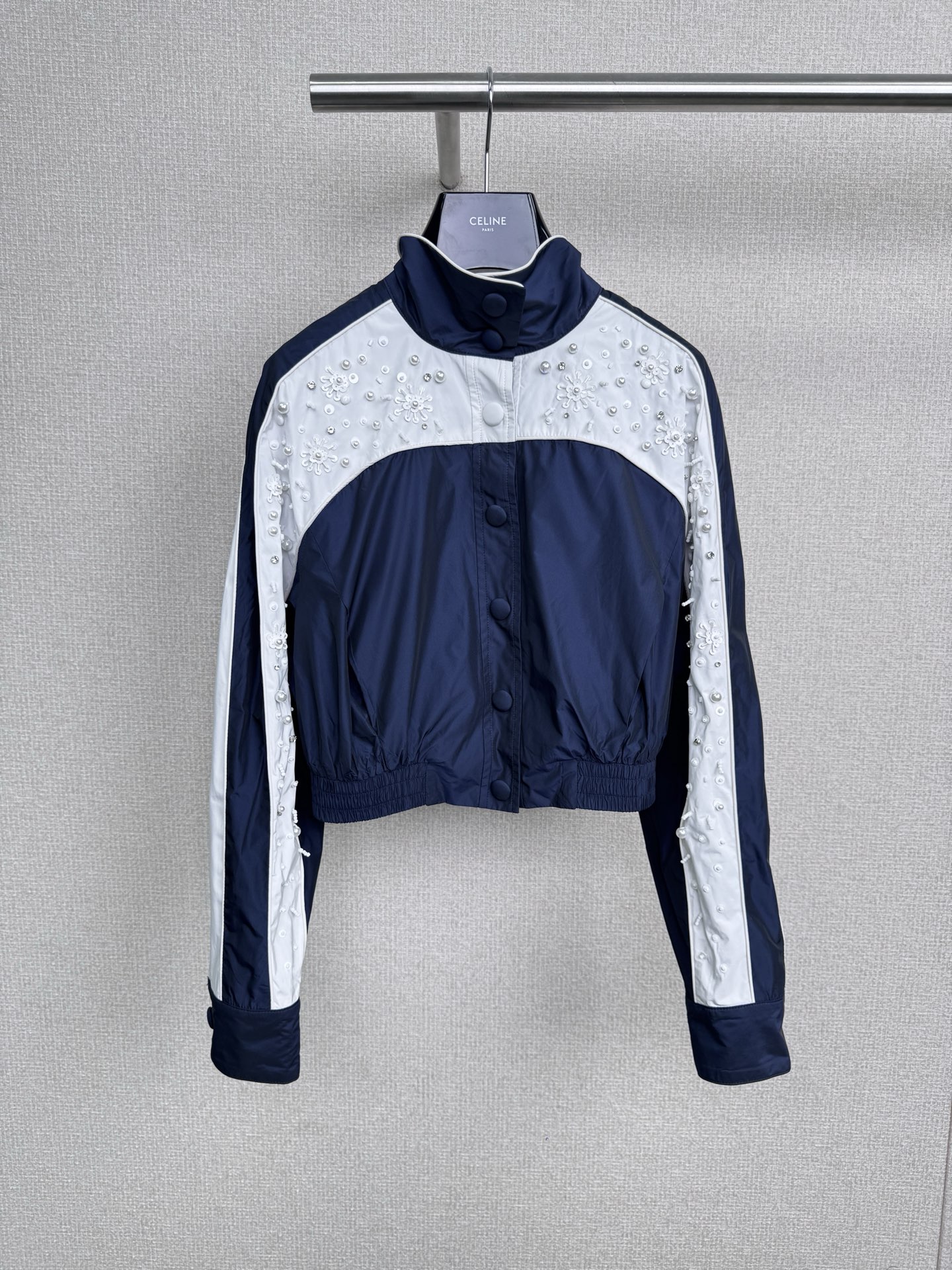 NO:562859,Lafayam's 2025 autumn new color-blocking suit 'If you bloom, butterflies will come' is an everyday and outdoor suit arrangement. The sun-proof and water-repellent fabric is suitable, and the loose short jacket is safe for small people. I like the contrasting line design, and the sporty and energetic feeling is just right. The trousers are in contrasting colors, adding a little girly feeling.  The age effect is up. One set is easy to win. The fabric is soft, skin-friendly and breathable. Whether it is for sports and fitness, or daily shopping or commuting, you feel no sense of restraint when wearing it. The return rate is very high when you go out on the street. I sincerely recommend it to all the sisters who love beauty. You can easily wear your own unique style. Whoever wears it will look better. Size SML  short jackets,,jackets & coats,alexander wang19860909拉飞姆2025秋季新款拼色套装“你若盛开,蝴蝶自来”日常又可户外的套装安排上,防晒防泼水面料妥了,宽松短款外套小个子放心冲,喜欢撞色线条感设计,运动风活力感恰到好处,长裤是撞色款式,加一点少女感减龄效果up,一套不费力就赢很大,面料软亲肤还透气,无论是运动健身,还是日常逛街、通勤,穿上都毫无束缚感,出街回头率超高,真心推荐给各位爱美的姐妹,轻松就能穿出自己的独特风格,谁穿谁好看.码数SML 短款外套,,jackets & coats,alexander wang,Women's clothing