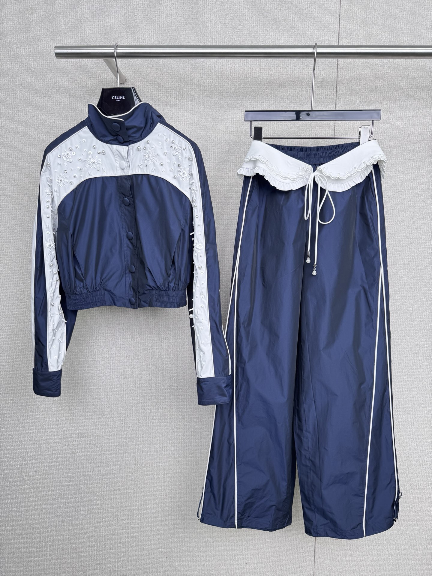 NO:562826,Lafayam's 2025 autumn new color-blocking suit 'If you bloom, butterflies will come' is an everyday and outdoor suit arrangement. The sun-proof and water-repellent fabric is suitable, and the loose short jacket is safe for small people. I like the contrasting line design, and the sporty and energetic feeling is just right. The trousers are in contrasting colors, adding a little girly feeling.  The age effect is up. One set is easy to win. The fabric is soft, skin-friendly and breathable. Whether it is for sports and fitness, or daily shopping or commuting, you feel no sense of restraint when wearing it. The return rate is very high when you go out on the street. I sincerely recommend it to all the sisters who love beauty. You can easily wear your own unique style. Whoever wears it will look better. Size SML  short,,jackets & coats,alexander wang19860909拉飞姆2025秋季新款拼色套装“你若盛开,蝴蝶自来”日常又可户外的套装安排上,防晒防泼水面料妥了,宽松短款外套小个子放心冲,喜欢撞色线条感设计,运动风活力感恰到好处,长裤是撞色款式,加一点少女感减龄效果up,一套不费力就赢很大,面料软亲肤还透气,无论是运动健身,还是日常逛街、通勤,穿上都毫无束缚感,出街回头率超高,真心推荐给各位爱美的姐妹,轻松就能穿出自己的独特风格,谁穿谁好看.码数SML 短,,jackets & coats,alexander wang,Women's clothing