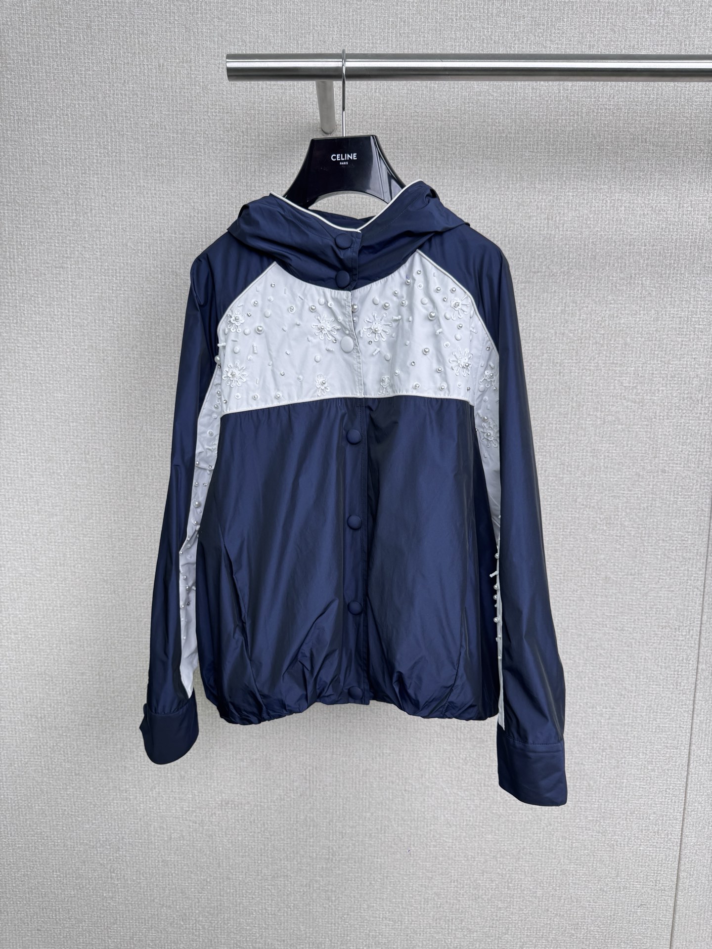 NO:562836,The youthfulness of Lefame's sports high school girls overflows the screen. The style is not limited to sports occasions. It is also suitable for daily life, street fashion and relaxed social occasions. It perfectly integrates sports elements with fashionable items, breaking the traditional boundaries of dressing. It can ensure comfort without losing personality and style.  Fashion sense, if you also want to easily wear a street fashion sense, it is definitely a fashion trend that you cannot miss. You can choose a sports-style jacket, match it with a pair of colorful shorts and a pair of sports shoes. The whole look is comfortable and energetic. It is not only suitable for daily street travel, but can even be used to match some casual social occasions.  Size SML outside,,sneakers,shorts,jackets & coats,jackets & coats,alexander wang19860909拉飞姆Lefame运动系女高青春感溢出屏幕啦,风格不仅仅局限于运动场合,它同样适用于日常生活、街头时尚以及轻松的社交场合,它将运动元素与时尚单品完美融合,打破了传统的穿搭界限,既能保证舒适度,又不失个性与潮流感,如果你也想轻松穿出街头潮流感,绝对是你不容错过的时尚趋势,可以选择一款运动风的夹克外套,搭配一条装色短裤和一双运动鞋,整个造型既舒适又有活力,不仅适合日常街头出行,甚至可以用来搭配一些休闲社交场合. 码数SML 外,,sneakers,shorts,jackets & coats,jackets & coats,alexander wang,Women's clothing