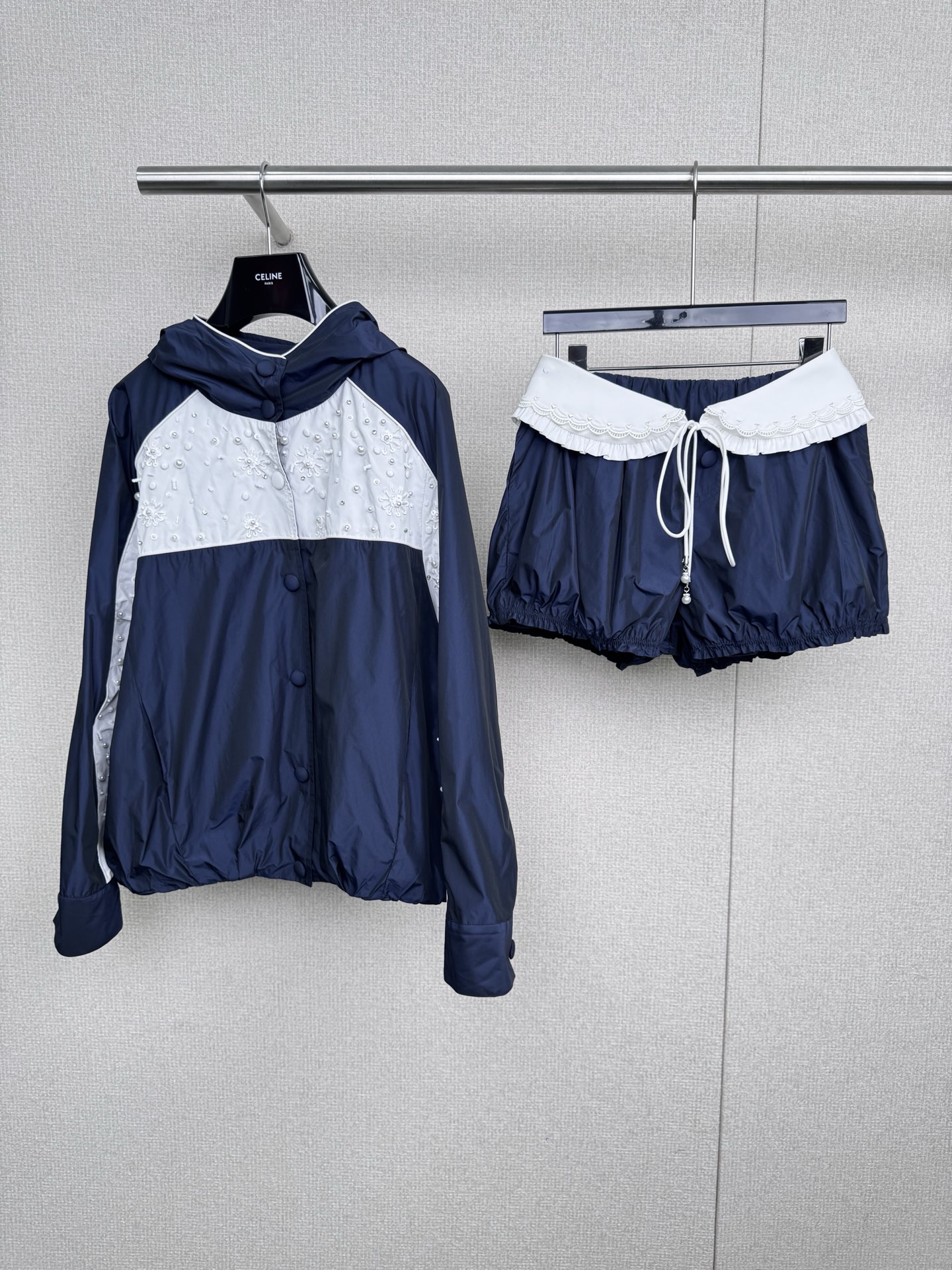 NO:562846,The youthfulness of Lefame's sports high school girls overflows the screen. The style is not limited to sports occasions. It is also suitable for daily life, street fashion and relaxed social occasions. It perfectly integrates sports elements with fashionable items, breaking the traditional boundaries of dressing. It can ensure comfort without losing personality and style.  Fashion sense, if you also want to easily wear a street fashion sense, it is definitely a fashion trend that you cannot miss. You can choose a sports-style jacket, match it with a pair of colorful shorts and a pair of sports shoes. The whole look is comfortable and energetic. It is not only suitable for daily street travel, but can even be used to match some casual social occasions.  Size SML,,sneakers,shorts,jackets & coats,jackets & coats,alexander wang19860909拉飞姆Lefame运动系女高青春感溢出屏幕啦,风格不仅仅局限于运动场合,它同样适用于日常生活、街头时尚以及轻松的社交场合,它将运动元素与时尚单品完美融合,打破了传统的穿搭界限,既能保证舒适度,又不失个性与潮流感,如果你也想轻松穿出街头潮流感,绝对是你不容错过的时尚趋势,可以选择一款运动风的夹克外套,搭配一条装色短裤和一双运动鞋,整个造型既舒适又有活力,不仅适合日常街头出行,甚至可以用来搭配一些休闲社交场合. 码数SML,,sneakers,shorts,jackets & coats,jackets & coats,alexander wang,Women's clothing