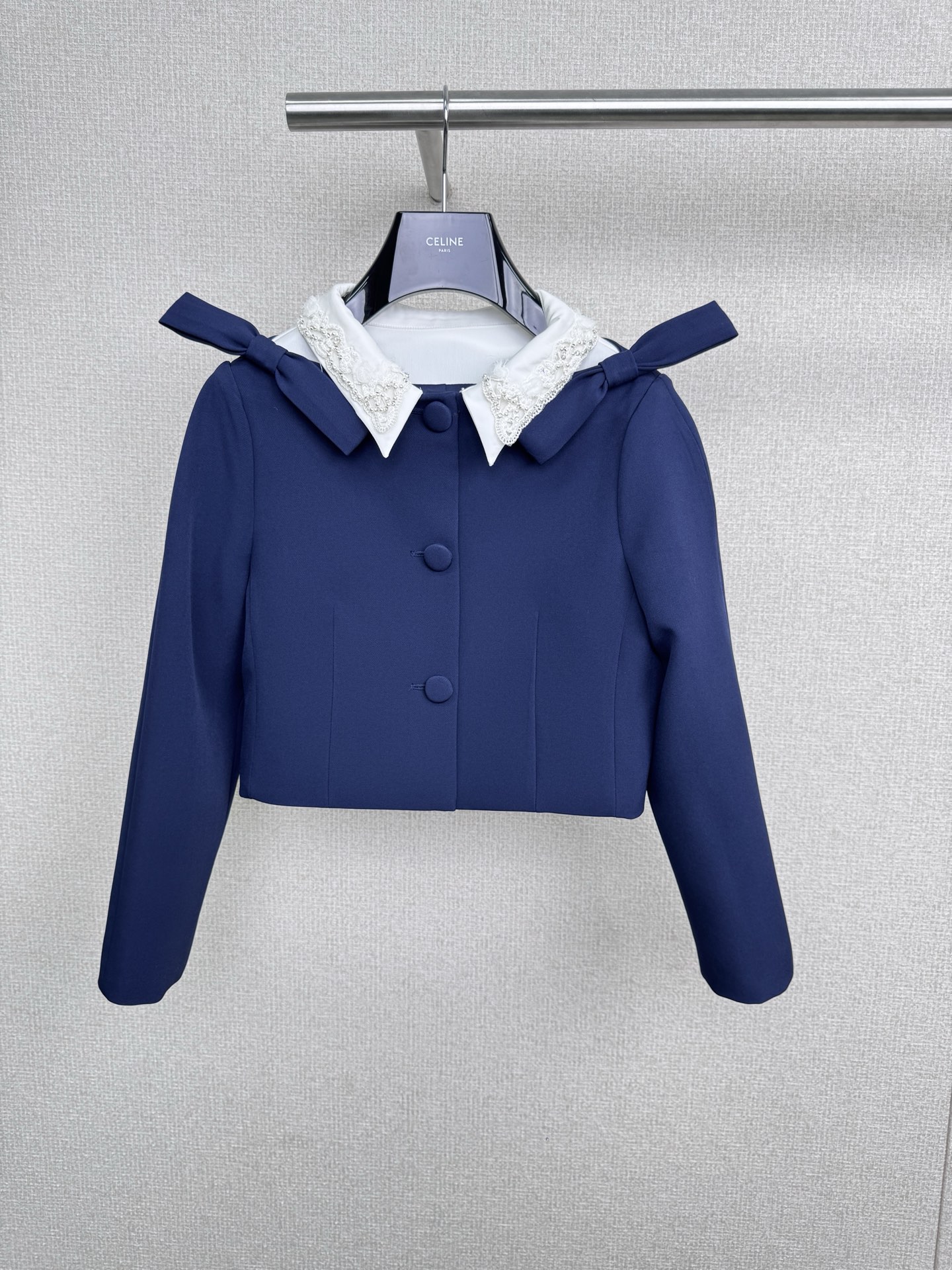 NO:562869,Lefame's 2025 new autumn retro sweet suit, you can control relaxation with just one click, who knows!  I found a fairy suit that can be worn from campus to commuting. The combination of a short suit jacket and a pleated skirt has a lazy and relaxed feeling. The V-neck lace stitching is amazing, delicate and hidden, and can be worn by fat sisters. The small lace on the skirt is sweet and cool with a little tenderness. The details are ecstatic.  The blue tone is high-end and versatile. It looks good when worn alone or under. Pair it with a white T-shirt for a fresh campus style. With a small suspender belt, you can instantly become a hot girl. A set can be paired with small leather shoes and Mary Jane shoes. It is also very fashionable to wear a pair of sneakers. It smells great when worn multiple times. The fabric is soft and waxy and not irritating. The fit is perfect for your body.  The material is super tolerant, the slightly chubby/apple-shaped figure is friendly, the short design elongates the proportions, and visually makes you lose ten pounds + appear five centimeters taller. This outfit is worn to classes, dates, and commuting, and people are asking for links. It has a retro and sweet feeling, and can easily create a relaxed atmosphere.  Code number SML   on,,mary jane,sneakers,skirts,jackets & coats,business suit,alexander wang19860909拉飞姆Lefame2025秋季新款复古甜飒套装,一键拿捏松弛感,谁懂啊！挖到一套能从校园穿到通勤的神仙套装,短款西装外套加百褶半裙的组合,自带慵懒松弛感,V领蕾丝拼接太绝了,精致又藏肉,微胖姐妹也能冲,裙边的蕾丝小花边,甜酷中带点小温柔,细节控狂喜 蓝色调高级又百搭,单穿内搭都好看,搭白T是清新校园风,配小吊带秒变辣妹,一套装配小皮鞋加玛丽珍鞋,踩双运动鞋也很潮,一衣多穿太香了,面料软糯不扎人,版型对身材超包容,微胖/苹果型身材友好,短款设计拉长比例,视觉上直接瘦十斤+显高五公分,这一套穿去上课、约会、通勤都被追着问链接,复古甜飒感拉满,轻松拿捏松弛氛围. 码数SML 上,,mary jane,sneakers,skirts,jackets & coats,business suit,alexander wang,Women's clothing