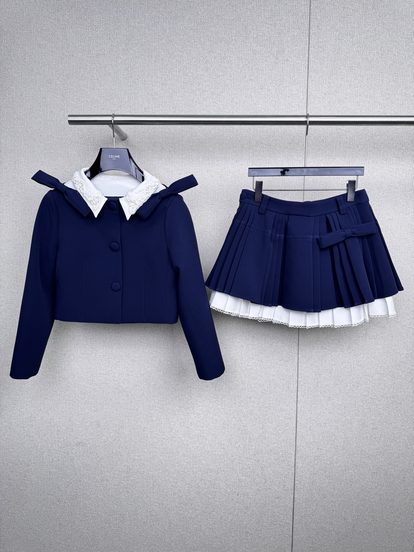 NO:562879,Lefame's 2025 new autumn retro sweet suit, you can control relaxation with just one click, who knows!  I found a fairy suit that can be worn from campus to commuting. The combination of a short suit jacket and a pleated skirt has a lazy and relaxed feeling. The V-neck lace stitching is amazing, delicate and hidden, and can be worn by fat sisters. The small lace on the skirt is sweet and cool with a little tenderness. The details are ecstatic.  The blue tone is high-end and versatile. It looks good when worn alone or under. Pair it with a white T-shirt for a fresh campus style. With a small suspender belt, you can instantly become a hot girl. A set can be paired with small leather shoes and Mary Jane shoes. It is also very fashionable to wear a pair of sneakers. It smells great when worn multiple times. The fabric is soft and waxy and not irritating. The fit is perfect for your body.  The material is super tolerant, the slightly chubby/apple-shaped figure is friendly, the short design elongates the proportions, and visually makes you lose ten pounds + appear five centimeters taller. This outfit is worn to classes, dates, and commuting, and people are asking for links. It has a retro and sweet feeling, and can easily create a relaxed atmosphere.  Code number SML,,mary   jane,sneakers,skirts,jackets & coats,business suit,alexander wang19860909拉飞姆Lefame2025秋季新款复古甜飒套装,一键拿捏松弛感,谁懂啊！挖到一套能从校园穿到通勤的神仙套装,短款西装外套加百褶半裙的组合,自带慵懒松弛感,V领蕾丝拼接太绝了,精致又藏肉,微胖姐妹也能冲,裙边的蕾丝小花边,甜酷中带点小温柔,细节控狂喜 蓝色调高级又百搭,单穿内搭都好看,搭白T是清新校园风,配小吊带秒变辣妹,一套装配小皮鞋加玛丽珍鞋,踩双运动鞋也很潮,一衣多穿太香了,面料软糯不扎人,版型对身材超包容,微胖/苹果型身材友好,短款设计拉长比例,视觉上直接瘦十斤+显高五公分,这一套穿去上课、约会、通勤都被追着问链接,复古甜飒感拉满,轻松拿捏松弛氛围. 码数SML,,mary jane,sneakers,skirts,jackets & coats,business suit,alexander wang,Women's clothing