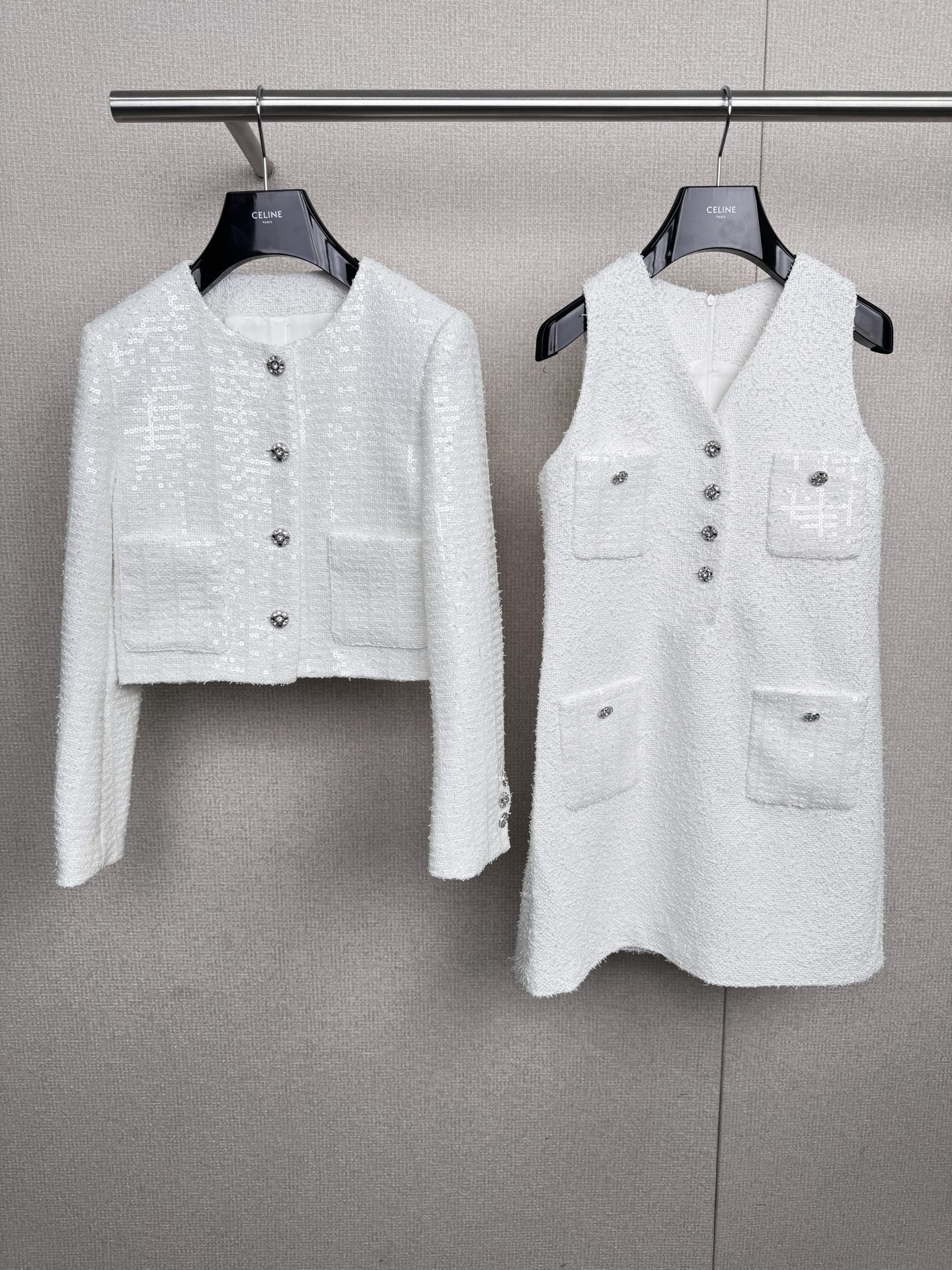 NO:563782,The Xiaoxiangfeng sequined dress and jacket suit is so beautiful. Who knows? My family accidentally paired the suit with the diamond white high-end sequined suspender dress, and they were immediately amazed. The beauty reached a new level, and the atmosphere was captured. The sharpness of the suit collided with the sparkle of the sequined skirt. This balanced combination is full of high-end sense. The sequins flicker in the light, low-key and luxurious. The white suit adds a calm atmosphere, making the overall look both  It can be worn on formal occasions and can shine at parties. Whether you are attending an annual meeting, a dinner, or an afternoon tea with your girlfriends, this combination can easily hold the scene. The suit on the upper body hides the body and makes you look slimmer, and the sequined skirt on the lower body highlights the body curves. It maximizes strengths and avoids weaknesses, making you look thinner and more elegant. Sisters, hurry up and try this combination. Let us be the most dazzling fashionistas in various occasions.,,skirts,jackets   & coats,business suit,alexander wang19860909小香风亮片连衣裙外套套装,美炸了,谁懂啊家人们,偶然把西装和钻石白高级亮片吊带连衣裙搭在一起,直接被惊艳到,一整个美出新高度,氛围感狠狠拿捏住了,西装的利落干练和亮片裙的闪耀灵动碰撞,这种平衡的搭配,高级感十足,的亮片在光线下闪烁,低调又奢华,白色西装增添了沉稳大气,让整体造型既可以在正式场合穿,又能在派对上大放异彩,无论是参加年会、晚宴,还是和闺蜜下午茶,这套搭配都能轻松hold住场面,上半身的西装藏肉显瘦,下半身的亮片裙凸显身材曲线,扬长避短,显瘦又显气质,姐妹们赶紧试试这个搭配,让我们一起在各种场合做最亮眼的时尚达人.,,skirts,jackets & coats,business suit,alexander wang,Women's clothing