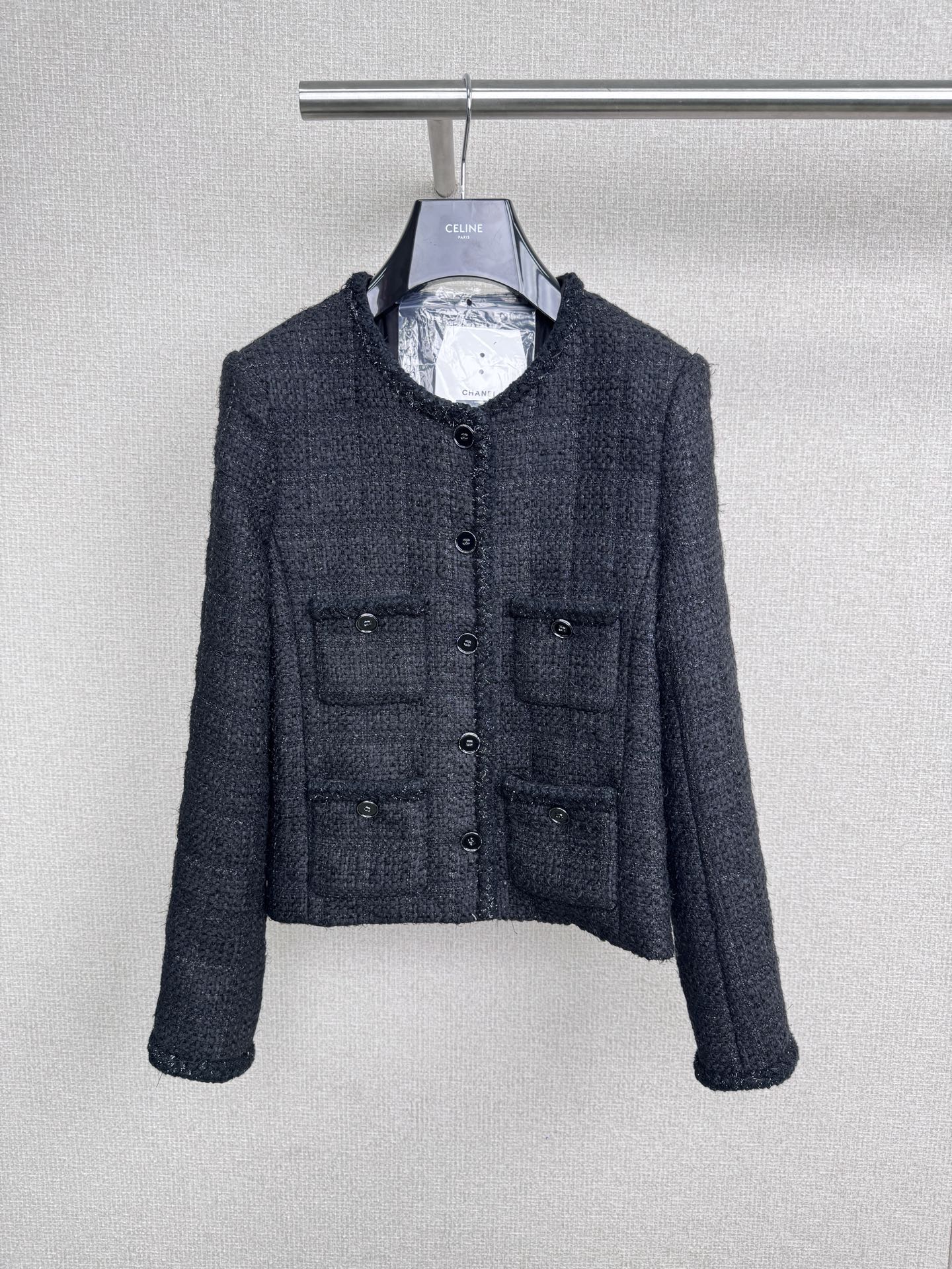 NO:563794,Chanel autumn and winter black small fragrant tweed jacket, sisters must have a black small fragrant outer suit. Its fabric is full of texture, and the tweed material is full of high-end and elegance. The classic black color has a mysterious and deep atmosphere, as if there are countless stories hidden. The exquisite version and exquisite fit perfectly outline the body curves, showing the unique charm of mature women. Every detail is handled just right, highlighting  There is no need to worry about matching the obvious luxury quality. Simple black high-heeled shoes can fully open up the overall aura. Paired with an exquisite clutch bag, it instantly enhances the sense of fashion and style. Put on this little black fragrant jacket, and you are the elegant queen full of mystery. Every gesture exudes irresistible charm. Whether you are attending a formal occasion or having afternoon tea with your besties, you will be the center of attention.   Size SML,,chanel,high heels,handbag,jackets & coats,alexander wang19860909Chanel秋冬黑色小香粗花呢外套,姐妹们一定要拥有一件黑色小香外套装呀,它的面料质感十足,粗花呢的材质尽显高级与优雅,经典的黑色,自带一种神秘深邃的气息,仿佛隐藏着无数的故事,精致版型精致合身,完美地勾勒出身材曲线,展现出成熟女性的独特魅力,每一处细节都处理得恰到好处,彰显着轻奢的品质搭配上也无需费心思,简单的黑色高跟鞋,就能让整体气场全开,再配上一个精致的手拿包,瞬间提升时尚感与格调,穿上这件黑色小香风外套,你就是那个充满神秘感的优雅女王,举手投足间都散发着令人难以抗拒的魅力,无论是出席正式场合,还是与闺蜜的下午茶时光,你都将是焦点所在. 码数SML,,chanel,high heels,handbag,jackets & coats,alexander wang,Women's clothing