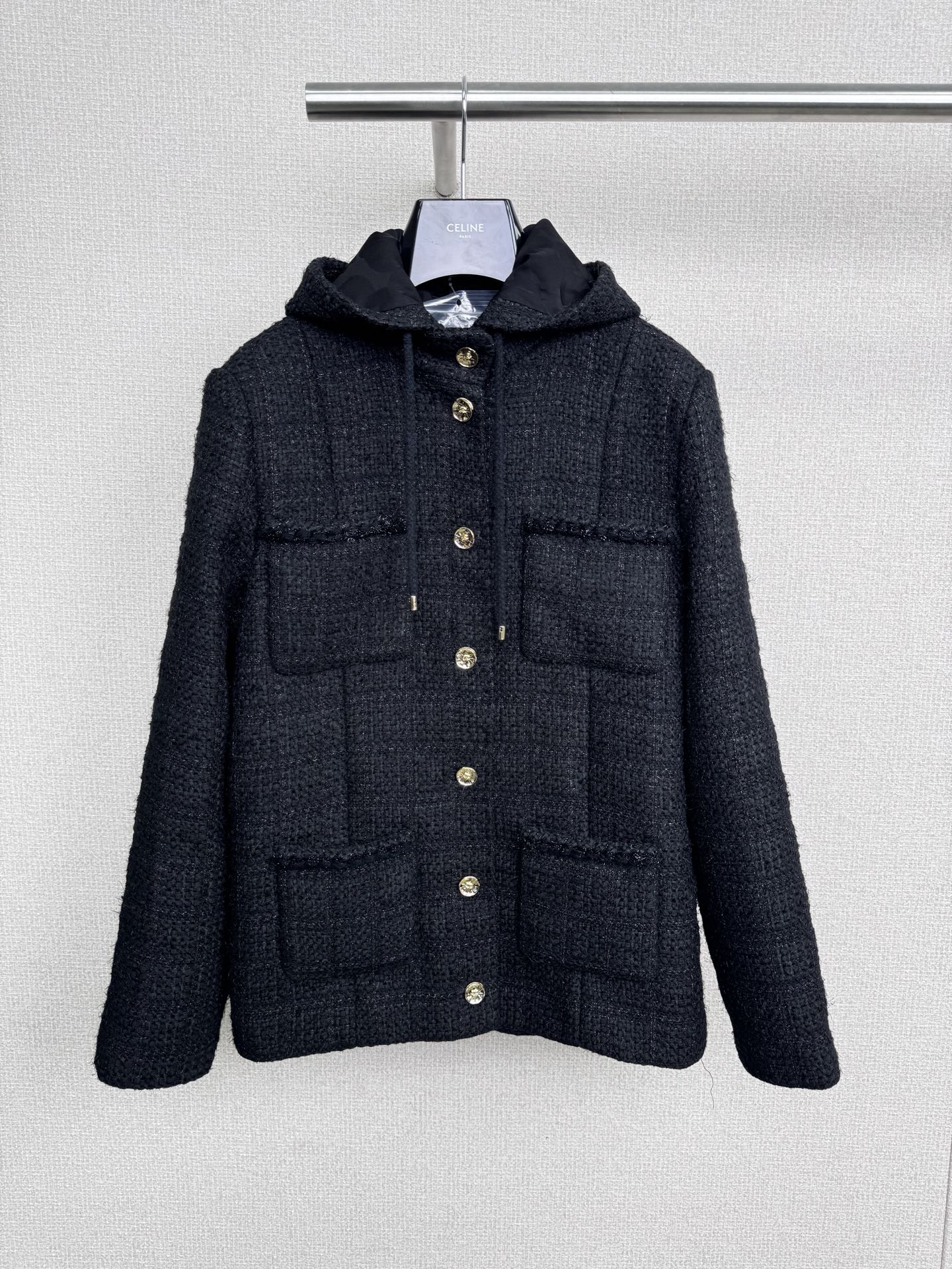 NO:563806,Chanel autumn and winter black tweed hooded jacket. Sisters must have a black tweed jacket. Its fabric is full of texture. The tweed material is full of high-end and elegance. The classic black color has a mysterious and profound atmosphere, as if there are countless stories hidden. The exquisite version and exquisite fit perfectly outline the body curves and show the unique charm of mature women. Every detail is handled just right.  Showing the quality of light luxury, there is no need to worry about matching. Simple black high heels can fully open up the overall aura. Paired with an exquisite clutch bag, it instantly enhances the sense of fashion and style. Put on this little black fragrant jacket, and you are the elegant queen full of mystery. Every gesture exudes irresistible charm. Whether you are attending a formal occasion or having afternoon tea with your besties, you will be the center of attention.   Size SML,,chanel,high heels,handbag,jackets & coats,hats,alexander wang19860909Chanel秋冬黑色小香粗花呢连帽外套,姐妹们一定要拥有一件黑色小香外套装呀,它的面料质感十足,粗花呢的材质尽显高级与优雅,经典的黑色,自带一种神秘深邃的气息,仿佛隐藏着无数的故事,精致版型精致合身,完美地勾勒出身材曲线,展现出成熟女性的独特魅力,每一处细节都处理得恰到好处,彰显着轻奢的品质搭配上也无需费心思,简单的黑色高跟鞋,就能让整体气场全开,再配上一个精致的手拿包,瞬间提升时尚感与格调,穿上这件黑色小香风外套,你就是那个充满神秘感的优雅女王,举手投足间都散发着令人难以抗拒的魅力,无论是出席正式场合,还是与闺蜜的下午茶时光,你都将是焦点所在. 码数SML,,chanel,high heels,handbag,jackets & coats,hats,alexander wang,Women's clothing