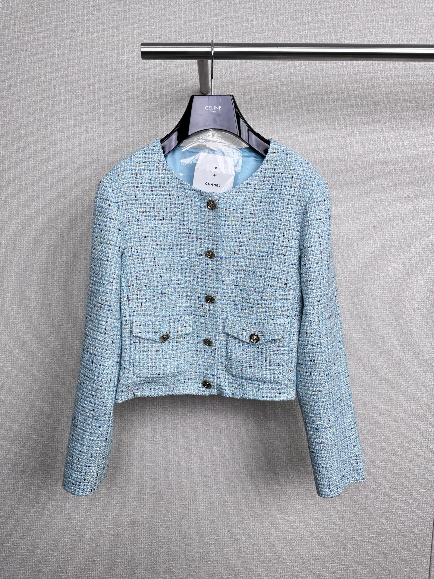 NO:563760,Chanel's new Fall Sky City sequin yarn lion's head button tweed jacket has a classic round neck and a straight H-shaped silhouette, which depicts a relaxed and casual haute couture temperament. It also combines fashion sense and practicality. The selected rainbow yarn has a subtle gradient effect, intertwined with white sequins, showing a crystal clear look.  The clear shimmering texture is dreamy and romantic. The heavy metal chain is hand-stitched at the hem. The shape is more three-dimensional when worn, highlighting the texture and visual art of tweed. It can be worn in daily commuting or formal occasions as a high-definition style. Different from traditional stiff tweed, this fabric is soft and waxy with a drapey feel -  The close-fitting wear looks like being wrapped in clouds, but it can maintain the natural silhouette. There are stretching lines when raising hands and bending over. It not only retains the 'high-end graininess' of tweed, but also gets rid of the old-fashioned small fragrance.   'Formal sense', easy to wear alone or layered for daily use, a jacket combines classic elegance, daily practical wear, and detailed texture. No matter Xiaoxiang novice or fashionista, it is a treasure item that 'looks good with closed eyes'. Whoever wears it understands 'Elegance can be so simple.' Size SML,,chanel,jackets & coats,alexander wang19860909Chanel秋季新款天空之城珠片纱狮头扣花呢外套,经典圆领结合直身H型版型,刻画了松弛随性的高定气质,同时兼具了时尚感与实用性,甄选的彩虹纱有着微妙的渐变效果,与白色珠片交织,呈现晶莹剔透的微光肌理,梦幻而浪漫,下摆手缝重工金属链条,穿着时造型更加立体,彰显出粗花呢的质感与视觉艺术,可穿梭于日常通勤或正式场合的高定型格,区别于传统硬挺粗花,这款面料软糯中带着垂坠感—— 贴身穿像被云朵包裹,却能保持自然廓形,抬手、弯腰都有舒展线条,既保留粗花呢的 “高级颗粒感”,又摆脱老式小香的 “正式感”,日常单穿、叠穿都轻松,一件外套,集经典优雅、日常实穿、细节质感于一身.无论小香新手还是时髦精,它都是 “闭眼搭也好看” 的宝藏单品,谁穿谁懂 “优雅原来可以这么简单”. 码数SML,,chanel,jackets & coats,alexander wang,Women's clothing