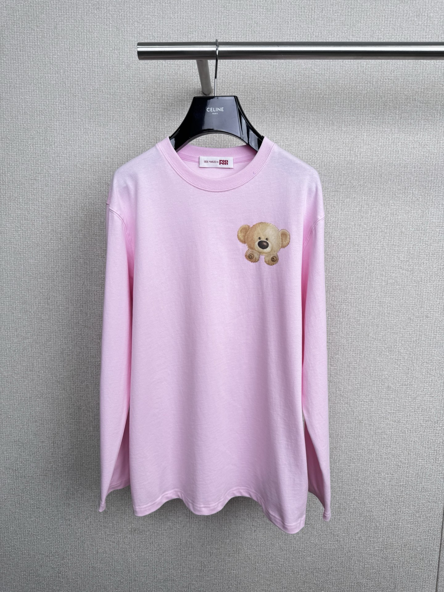 NO:563772,Demarzo XRONRON joint series autumn new bow long-sleeved round neck sweet T-shirt, bear long-sleeved T  It is a perfect fusion of cuteness and coolness. It has three colors as base and a cute bear bow print. It is simple yet childlike. It can be worn alone or layered in autumn and winter. It has a great atmosphere. The fabric is soft and skin-friendly, and the loose fit is friendly to all body types. It can be easily used for daily outings and airport rushes. Paired with gray casual pants and sneakers, it is lazy and casual without losing the youthful feel. No wonder various Internet celebrities will pick it up. Friends who want to wear a casual and cool style in autumn and winter must go for this one.  Size SML One size fits all F, sneakers, tees, t-shirt, alexander wang19860909Demarzo XRONRON联名系列秋季新款蝴蝶结长袖圆领甜美T恤,小熊长袖 T 简直把可爱和潮酷完美融合,三个颜色打底加软萌的小熊蝴蝶结印花,简约又不失童趣,秋冬单穿或叠穿都超有氛围感,面料柔软亲肤,宽松版型对各种身材都很友好,日常出街、机场赶行程都能轻松驾驭,搭配灰色休闲裤和运动鞋,慵懒随性又不失少年感,难怪各路网红会pick它,秋冬想走休闲潮酷风的小伙伴,这件一定要冲. 码数SML 均码F,,sneakers,tees，t-shirt,alexander wang,Women's clothing