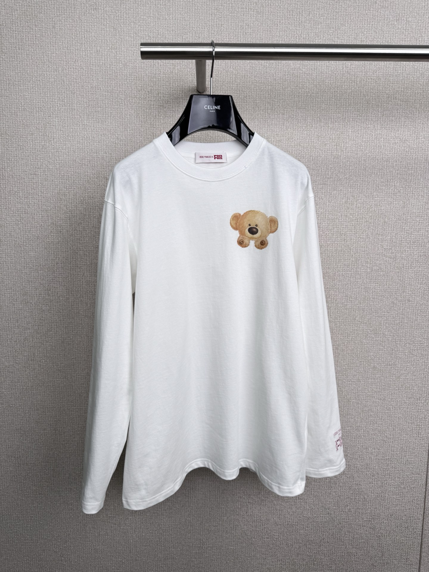 NO:563785,Demarzo XRONRON joint series autumn new bow long-sleeved round neck sweet T-shirt, bear long-sleeved T  It is a perfect fusion of cuteness and coolness. It has three colors as base and a cute bear bow print. It is simple yet childlike. It can be worn alone or layered in autumn and winter. It has a great atmosphere. The fabric is soft and skin-friendly, and the loose fit is friendly to all body types. It can be easily used for daily outings and airport rushes. Paired with gray casual pants and sneakers, it is lazy and casual without losing the youthful feel. No wonder various Internet celebrities will pick it up. Friends who want to wear a casual and cool style in autumn and winter must go for this one.  Size SML One size fits all F, sneakers, tees, t-shirt, alexander wang19860909Demarzo XRONRON联名系列秋季新款蝴蝶结长袖圆领甜美T恤,小熊长袖 T 简直把可爱和潮酷完美融合,三个颜色打底加软萌的小熊蝴蝶结印花,简约又不失童趣,秋冬单穿或叠穿都超有氛围感,面料柔软亲肤,宽松版型对各种身材都很友好,日常出街、机场赶行程都能轻松驾驭,搭配灰色休闲裤和运动鞋,慵懒随性又不失少年感,难怪各路网红会pick它,秋冬想走休闲潮酷风的小伙伴,这件一定要冲. 码数SML 均码F,,sneakers,tees，t-shirt,alexander wang,Women's clothing