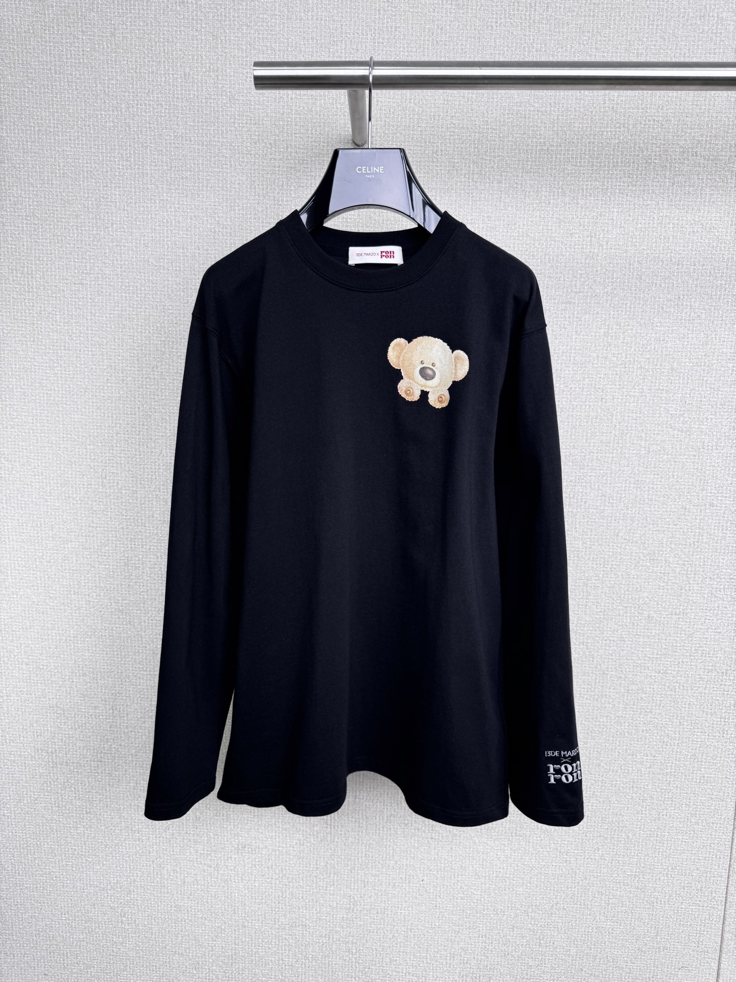 NO:563797,Demarzo XRONRON joint series autumn new bow long-sleeved round neck sweet T-shirt, bear long-sleeved T  It is a perfect fusion of cuteness and coolness. It has three colors as base and a cute bear bow print. It is simple yet childlike. It can be worn alone or layered in autumn and winter. It has a great atmosphere. The fabric is soft and skin-friendly, and the loose fit is friendly to all body types. It can be easily used for daily outings and airport rushes. Paired with gray casual pants and sneakers, it is lazy and casual without losing the youthful feel. No wonder various Internet celebrities will pick it up. Friends who want to wear a casual and cool style in autumn and winter must go for this one.  Size SML One size fits all F, sneakers, tees, t-shirt, alexander wang19860909Demarzo XRONRON联名系列秋季新款蝴蝶结长袖圆领甜美T恤,小熊长袖 T 简直把可爱和潮酷完美融合,三个颜色打底加软萌的小熊蝴蝶结印花,简约又不失童趣,秋冬单穿或叠穿都超有氛围感,面料柔软亲肤,宽松版型对各种身材都很友好,日常出街、机场赶行程都能轻松驾驭,搭配灰色休闲裤和运动鞋,慵懒随性又不失少年感,难怪各路网红会pick它,秋冬想走休闲潮酷风的小伙伴,这件一定要冲. 码数SML 均码F,,sneakers,tees，t-shirt,alexander wang,Women's clothing