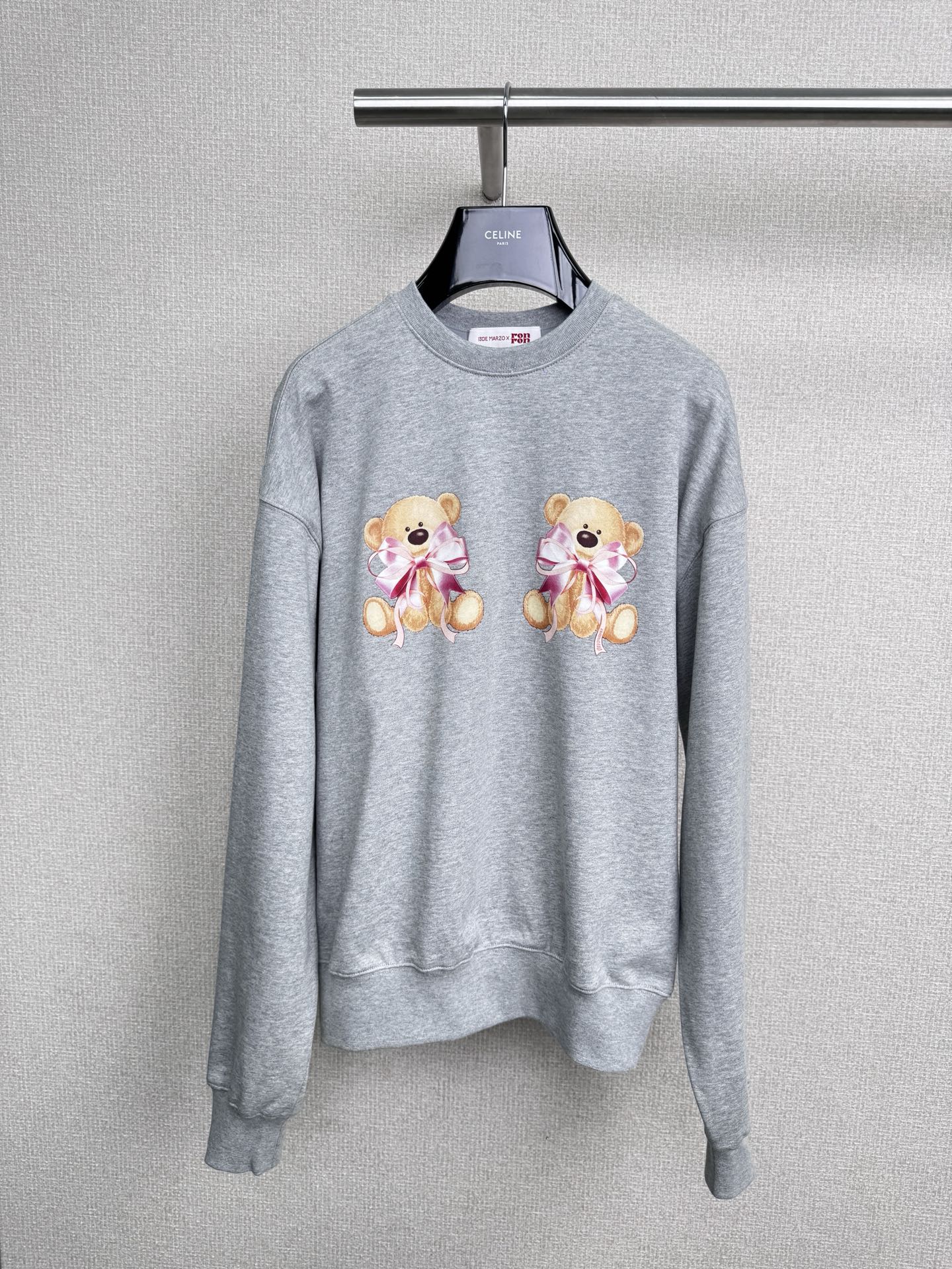 NO:563809,DE MARZO X RONRON  The co-branded limited-edition bow bear round-neck sweatshirt, I really love it. This sweatshirt has a simple and elegant design. It is super versatile whether worn alone or layered. The fabric is soft and comfortable, and it feels very skin-friendly. Wearing it feels like being wrapped by clouds. There are also rich color options, classic black, refreshing white, each one is hard to put down, and the most popular one.  I was pleasantly surprised that the details of this sweatshirt are very delicate. The bear print bow is cute and three-dimensional, which adds a touch of playfulness to the overall look. Wear it to go out for fun during the autumn holidays. It has a high rate of return. It is also super photogenic when taking photos. It will look like a blockbuster in any photo. It is definitely a good time to buy it. Sisters who like it, hurry up.  Size F,,hoodie,sweatshirts,alexander wang19860909DE MARZO X RONRON 联名限定款蝴蝶结小熊圆领卫衣,真的太爱了,这款卫衣设计简约大方,无论是单穿还是叠穿都超级百搭,面料柔软舒适,亲肤感满分,穿上它就像被云朵包裹一样,而且颜色选择丰富,黑色经典、白色清爽、每一件都让人爱不释手,最让我惊喜的是,这款卫衣的细节处理得非常精致,小熊印花蝴蝶结可爱又立体,为整体造型增添了一丝俏皮感,秋日假期穿上它出门游玩,回头率超高,拍照也超级上镜,随便一拍都是大片感,绝对是入手的好时机,喜欢的姐妹们赶紧冲吧. 码数 F,,hoodie,sweatshirts,alexander wang,Women's clothing