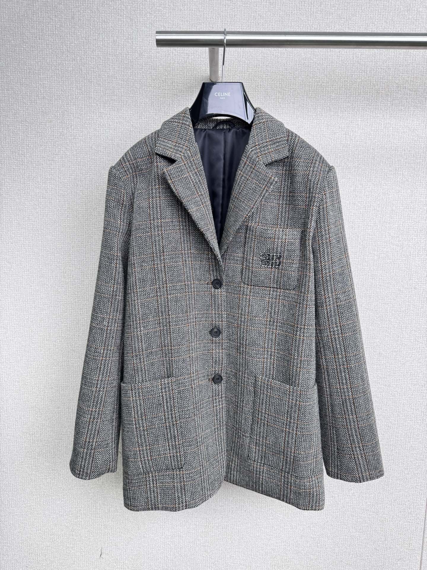 NO:563858,MiuMiu's new autumn and winter plaid wool suit jacket, the 'old money style' in the suit world represents the Prince of Wales style, an elite outfit, a symbol of classics and taste. Today, let's talk about the 'old money style' in the suit world - the Prince of Wales style suit. What is the Prince of Wales style?  Prince of Wales Check, also called Glen Check  Plaid), originated in Scotland in the 19th century. Its name comes from the British royal family. It was first popularized by the Prince of Wales. This plaid is made up of small interwoven squares. It is low-key and has a sense of high-end. It is an indispensable element in classic suits. It is unique in that it is low-key and luxurious. It is not as ostentatious as houndstooth, nor as simple as solid color.  The Prince of Wales check has a delicate texture and is suitable for various formal and semi-formal occasions. Dark gray, navy blue, brown and other colors are very common. It can be easily matched with shirts, ties, and leather shoes. Wearing it, it seems to have an 'old money style' temperament. People who know the industry can tell your taste at a glance. This Miu suit jacket is the most suitable for women.  Code numberSML,,miumiu,jackets   & coats,shirts,business suit,ties,alexander wang19860909MiuMiu秋冬新款格纹羊毛西装外套,西服界的“老钱风”代表威尔士亲王格,精英感十足的穿搭,经典与品味的象征今天聊聊西服界的“老钱风”代表——威尔士亲王格西服,什么是威尔士亲王格？威尔士亲王格（Prince of Wales Check）,也叫格伦格纹（Glen Plaid）,起源于19世纪的苏格兰.它的名字来源于英国王室,最早是威尔士亲王带火的,这种格纹由细小的方格交织而成,低调中带着高级感,是经典西服中不可或缺的元素,独特之处在于低调奢华,不像千鸟格那么张扬,也不像纯色那么单调,威尔士亲王格的纹理细腻,适合各种正式和半正式场合,深灰、藏蓝、棕色等配色都很常见,搭配衬衫、领带、皮鞋都能轻松驾驭,穿上它,仿佛自带一种“老钱风”气质,懂行的人一眼就能看出你的品味,这款缪的西装外套最适合女人没有之一. 码数SML,,miumiu,jackets & coats,shirts,business suit,ties,alexander wang,Women's clothing