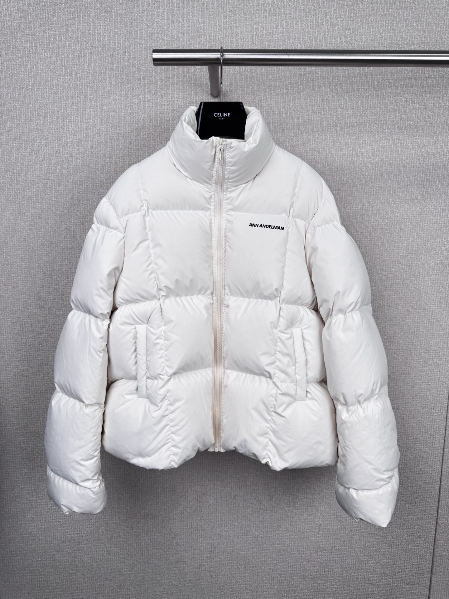 NO:563836,Comes with dust bagANN   ANDELMAN's autumn and winter short bread down jacket. The most practical and warm thing in winter is the down jacket. Even the most 'fashionable' fashionistas can't live without it in their wardrobes. The most conspicuous one in these seasons is the bread jacket. It has a square silhouette designed based on ergonomics and is very 'boyfriend-friendly'.  Neutral, casual and a bit sporty, but their soft down filling makes the outline plump and fluffy, adding a touch of 'playful' feeling. This mixed contradiction makes the outfit of bread jackets very simple and versatile, it can be paired with leather pants or leggings, skirts, or even with  Paired with outdoor overalls and hiking boots, it is smart and handsome. Its silhouette is the typical version of a bread suit. The OverSize silhouette is highly tolerant and suitable for a wide range of people. It is tear-resistant and water-repellent. More importantly, it has excellent thermal performance. It is short and magical, and has a heightening effect that can be worn directly. It can be worn with sports.  The pants instantly transform you into a campus heroine, you can’t hide your sense of vitality, I love this ultimate wrapping feeling, the upper body is very light and not bloated, the fluffiness is perfect, the warmth is not bloated, it gives you a lazy feeling in winter, and you can directly control the atmosphere. Size SML, versace, boots, skirts, down   jacket,alexander wang19860909配防尘袋ANN ANDELMAN秋冬短款面包羽绒服,冬季最实用保暖的是羽绒服,哪怕是最能“折腾”的时髦精们衣橱里也少不了它们,而这几季最显眼的要属面包服,根据人体工学设计的方形廓形,版型非常有“男友力”,中性、休闲且带点运动感,但它们柔软的羽绒填充又使得轮廓丰满蓬松,增加了一丝“俏皮”感,这种混合的矛盾,使得面包服的穿搭上非常简单百搭,既可以搭配皮裤或legging,又可以搭配半裙,还可以搭配户外工装裤、登山靴,干练帅气,它的廓形就是面包服的典型版型OverSize的轮廓包容性强,适合人群广,且它抗撕裂、防泼水,更重要的是它保暖性能出色,短一截的魔法,显高效果直接拉满,搭配运动裤秒变校园女主,活力感藏不住,就爱这种极致的包裹感,上身很轻便不臃肿,蓬松度满分,保暖不显肿,穿出冬日慵懒感,氛围感直接拿捏.码数SML,,versace,boots,skirts,down jacket,alexander wang,Women's clothing