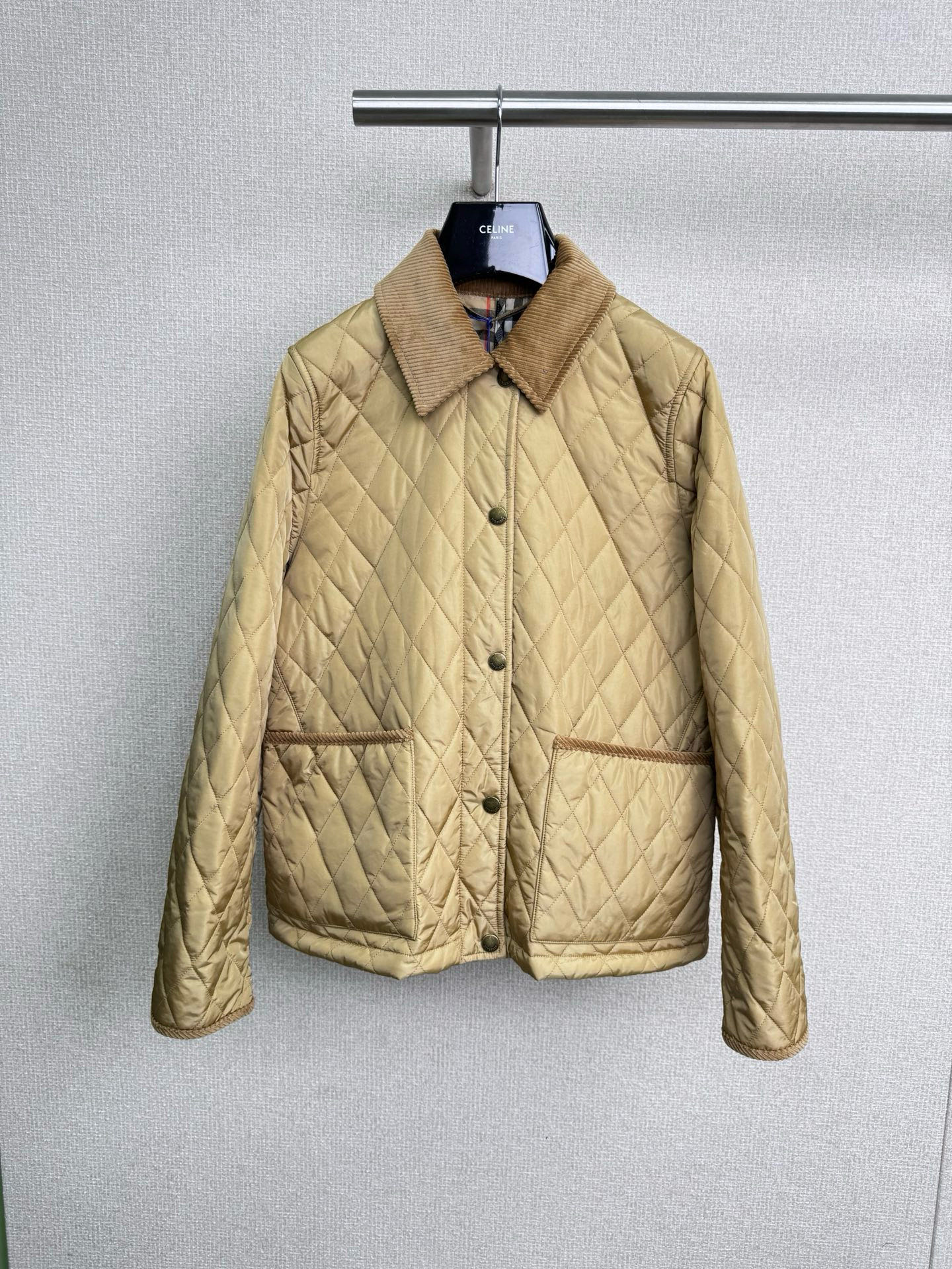 NO:565082,Burberry's 2025 new autumn and winter corduroy collar rhombus cotton coat uses the iconic plaid as its language. Burberry's cotton coat injects century-old craftsmanship into the winter wardrobe. It is neatly tailored to outline a modern silhouette. It contains a light and high-fill cotton core to lock in warmth without looking bulky. It interprets a sense of elegance and strength in the cold weather. The corduroy lapel has a retro texture.  The diamond quilting design puts 'exquisiteness' on the public screen, and the embroidered logo on the chest adds some college-like details. It is smart when worn alone, and it is also very layered when worn with a turtleneck sweater. Wearing it in late autumn has both warmth and style. Paired with dark trousers, it will look like a British school girl. This classic style really grows more and more in love with it. It is a treasure item that can be worn in the wardrobe for many years.  Code number SML,,burberry,sweaters,alexander wang19860909Burberry2025秋冬新款灯芯绒领菱格棉服,以标志性格纹为语言,Burberry棉衣将百年工艺注入冬日衣橱,利落剪裁勾勒摩登轮廓,内蕴轻盈高蓬松度棉芯,锁住暖意不显臃肿,于凛冽中诠释优雅力量感,灯芯绒翻领自带复古质感,菱格绗缝设计把“精致”打在公屏上,胸口的刺绣标又添了几分学院感细节,单穿干练,内搭高领毛衣也很有层次,深秋穿它既有温度又有风格,配深色裤装就是妥妥的英伦学姐既视感,这种经典款真的越看越爱,属于在衣柜里能穿很多年的宝藏单品了. 码数SML,,burberry,sweaters,alexander wang,Women's clothing