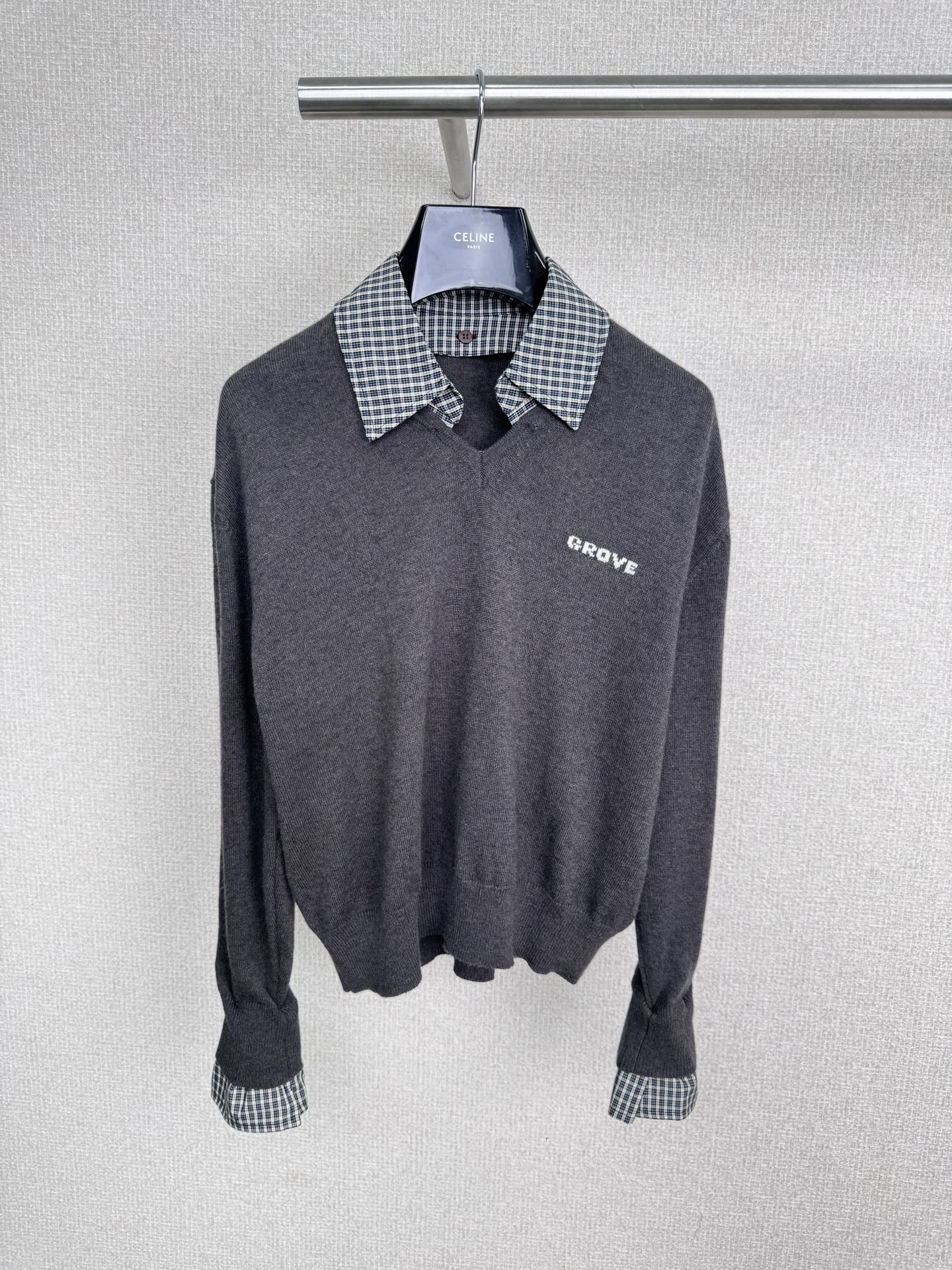 NO:565092,GROVE2025 new autumn style two-piece woolen long-sleeved fake lapels, layered with 'careful' contrasting color POLO collar sweaters in autumn and winter, unlock new ways to wear layers, are you still worried about monotonous outfits in autumn and winter?  This contrasting POLO collar sweater allows you to easily wear a high-level sense. The retro POLO collar design, with contrasting collar and hem, breaks the monotony and instantly enhances the layering of the look. Skin-friendly knitted fabric, soft and delicate knitted fabric, has good warmth, and is suitable for wearing alone or as an inner layer in autumn and winter.  It is also comfortable and hassle-free to wear. One piece unlocks N kinds of outfits. Pair it with a pleated skirt and white shoes. It is youthful and energetic, as if you are back in school. Wear it with a suit jacket, straight pants, and high heels. It is elegant and capable for work commuting. Pair it with jeans and dad shoes. It is casual and comfortable. It is comfortable and fashionable for daily outings.  Size SML,,high heels,skirts,jeans,jackets & coats,business suit,alexander wang19860909GROVE2025秋季新款翻领假两件毛织长袖,秋冬叠穿“小心机”撞色POLO领针织衫,解锁层次穿搭新玩法,还在愁秋冬穿搭单调？这件撞色POLO领针织衫,让你轻松穿出高级层次感,复古POLO领设计,搭配撞色领口与下摆,打破单调,瞬间提升造造型层次感,亲肤针织面料,柔软细腻的针织面料,保暖性佳,秋冬单穿或作为内搭都很合适,贴身穿也舒适无负担,1件解锁N种穿搭,搭配百褶裙与小白鞋,青春活力,仿佛回到校园时光,外搭西装外套,下身搭配直筒裤,脚踩高跟鞋,职场通勤优雅又干练,搭配牛仔裤和老爹鞋,随性自在,日常出街舒适又时髦. 码数SML,,high heels,skirts,jeans,jackets & coats,business suit,alexander wang,Women's clothing